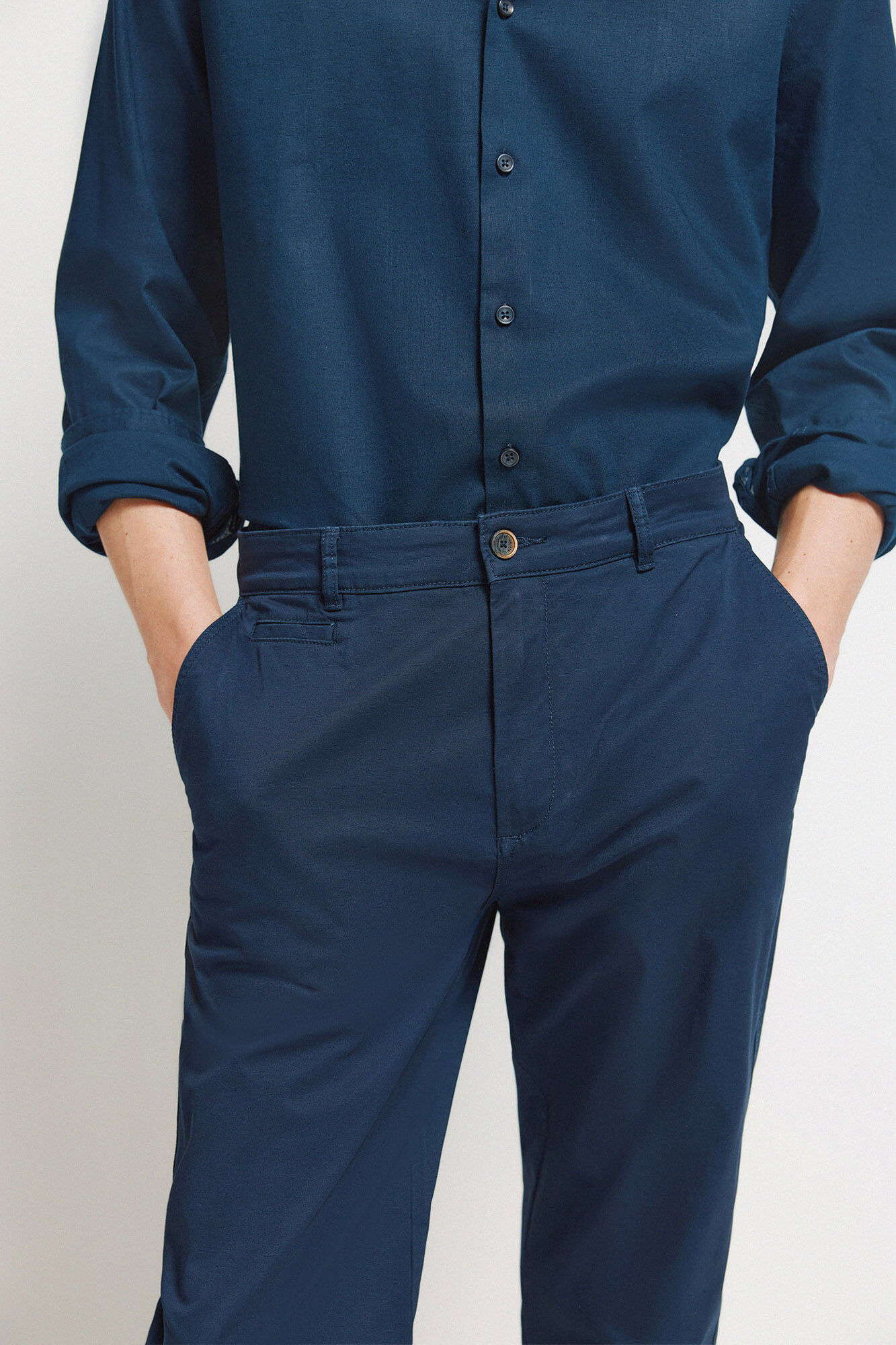 Springfield Pantal&oacute;n chino slim fit de color azulado