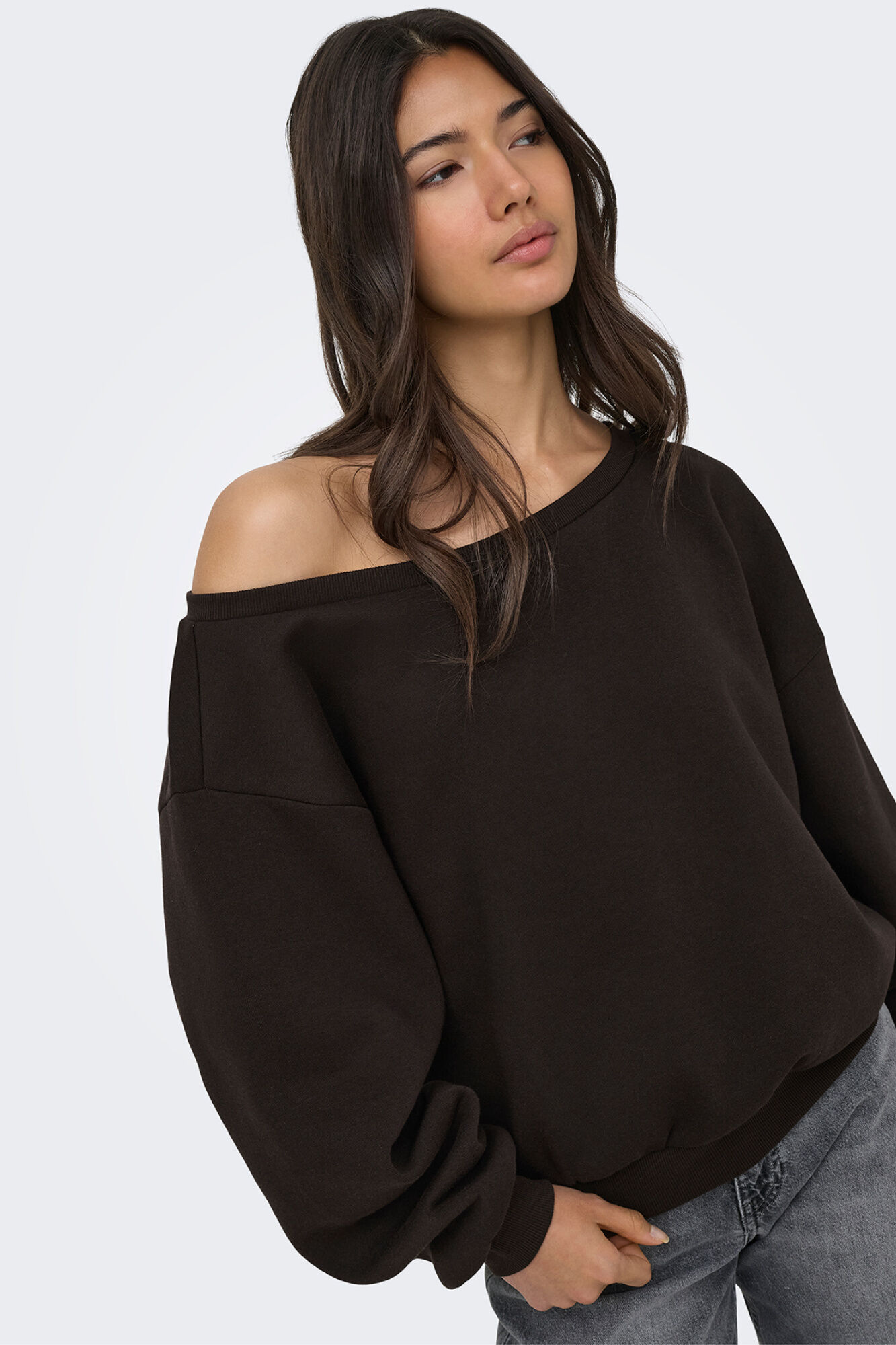 Only Sudadera de hombro descubierto caf&eacute;