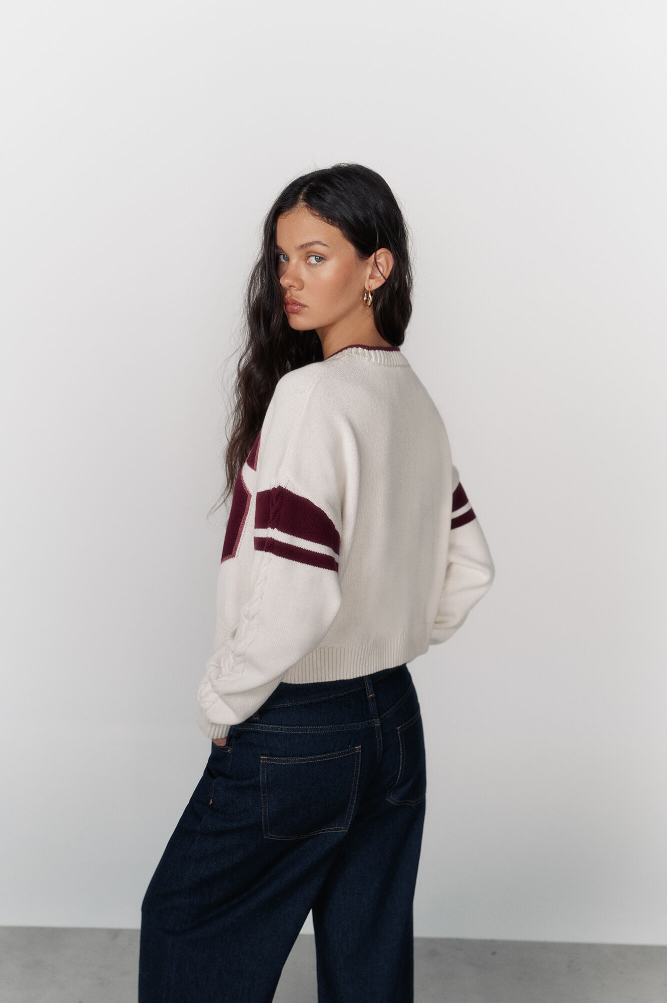 High Spirits Su&eacute;ter Varsity blanco