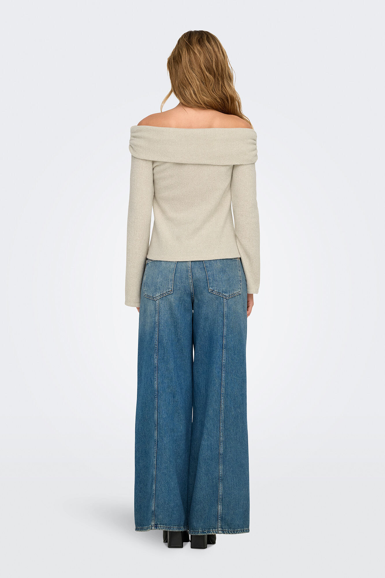 Only Su&eacute;ter de hombros descubiertos  gris