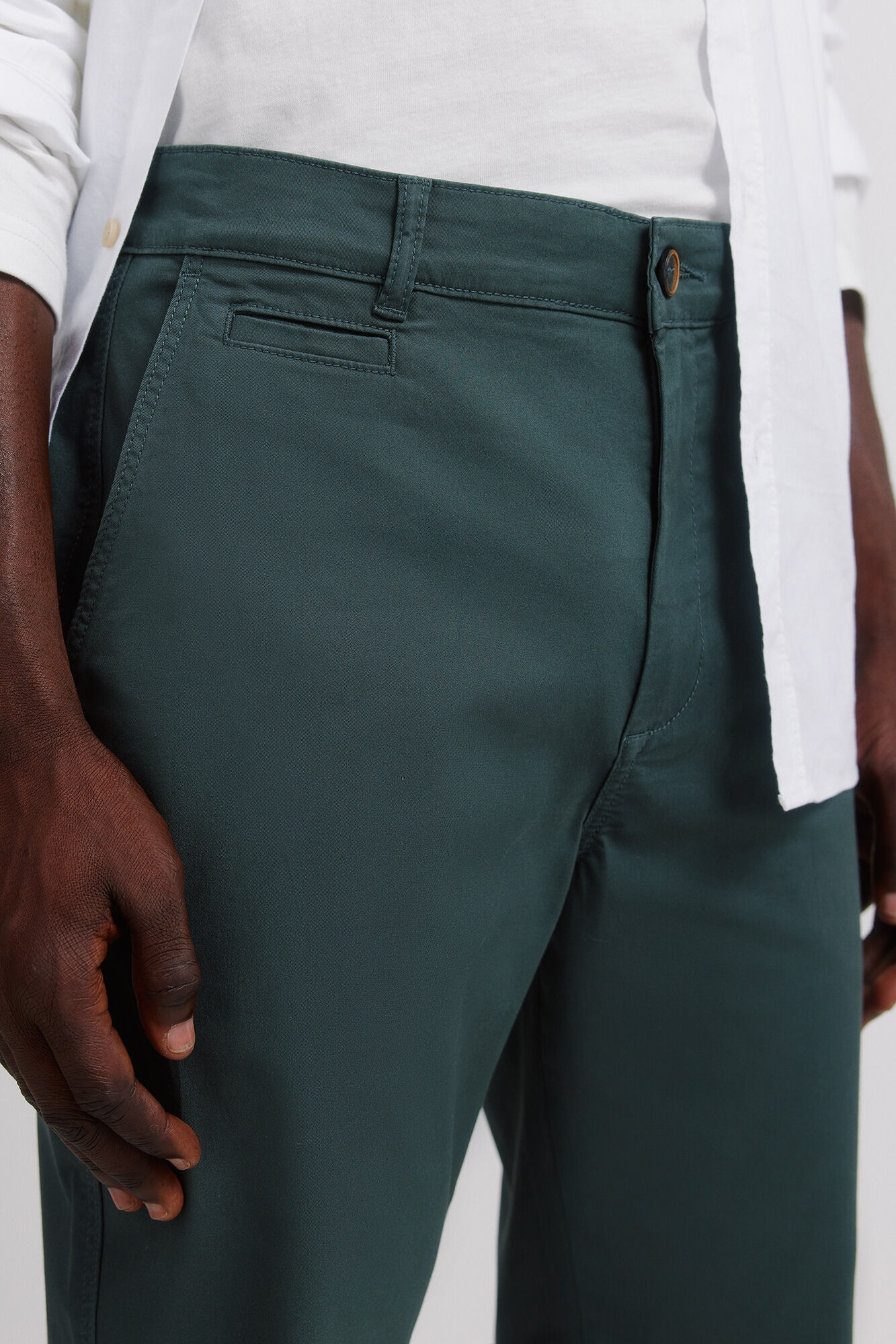 Springfield Pantal&oacute;n chino slim fit de color turquesa