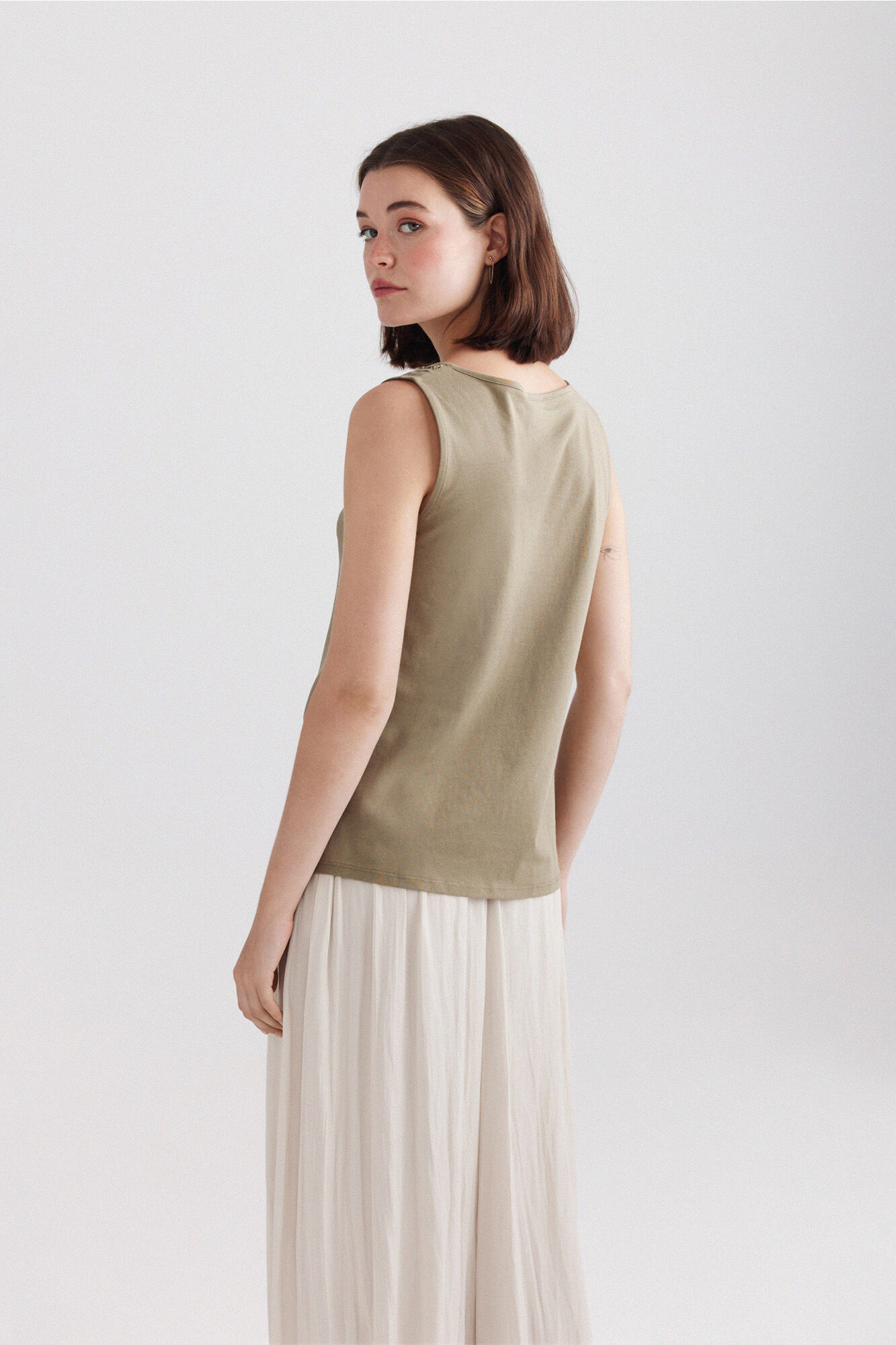 Springfield Playera sin mangas con bordado en el escote khaki
