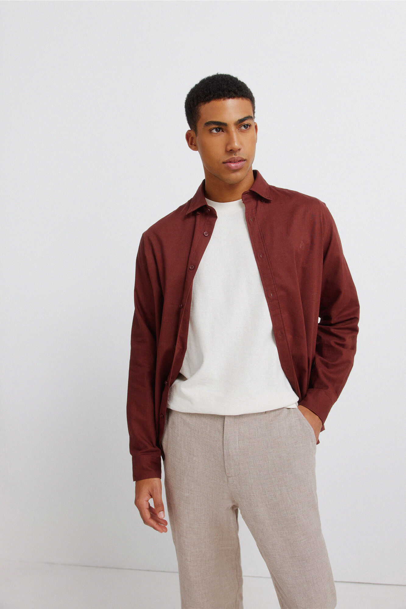 Springfield Pantal&oacute;n slim fit comfort de lino con estructura caf&eacute;