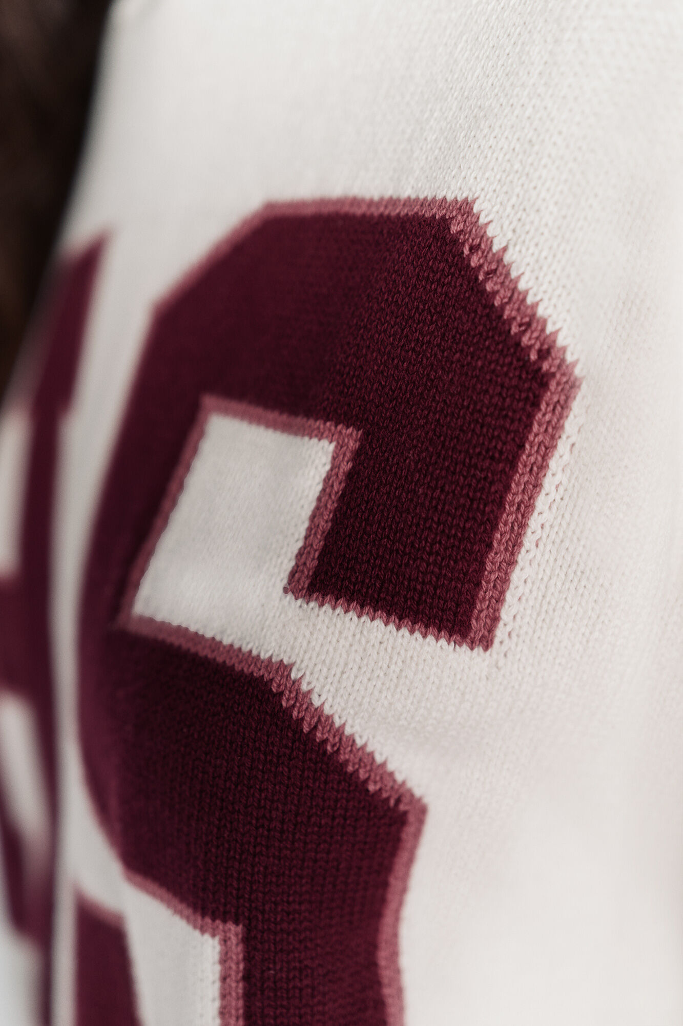 High Spirits Su&eacute;ter Varsity blanco