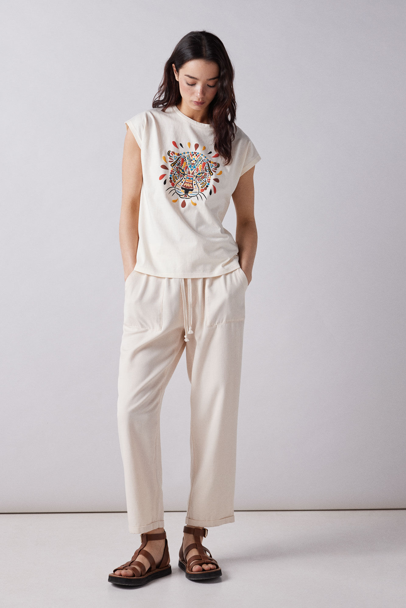 Springfield Playera gr&aacute;fica escote espalda beige