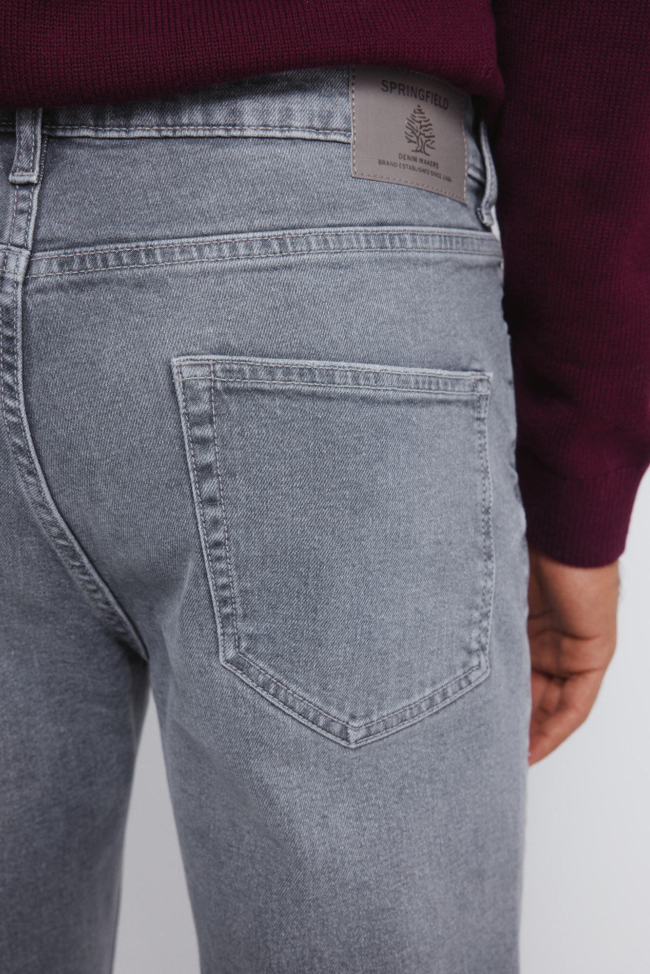 Springfield Jeans grises de lavado medio y corte entallado gris
