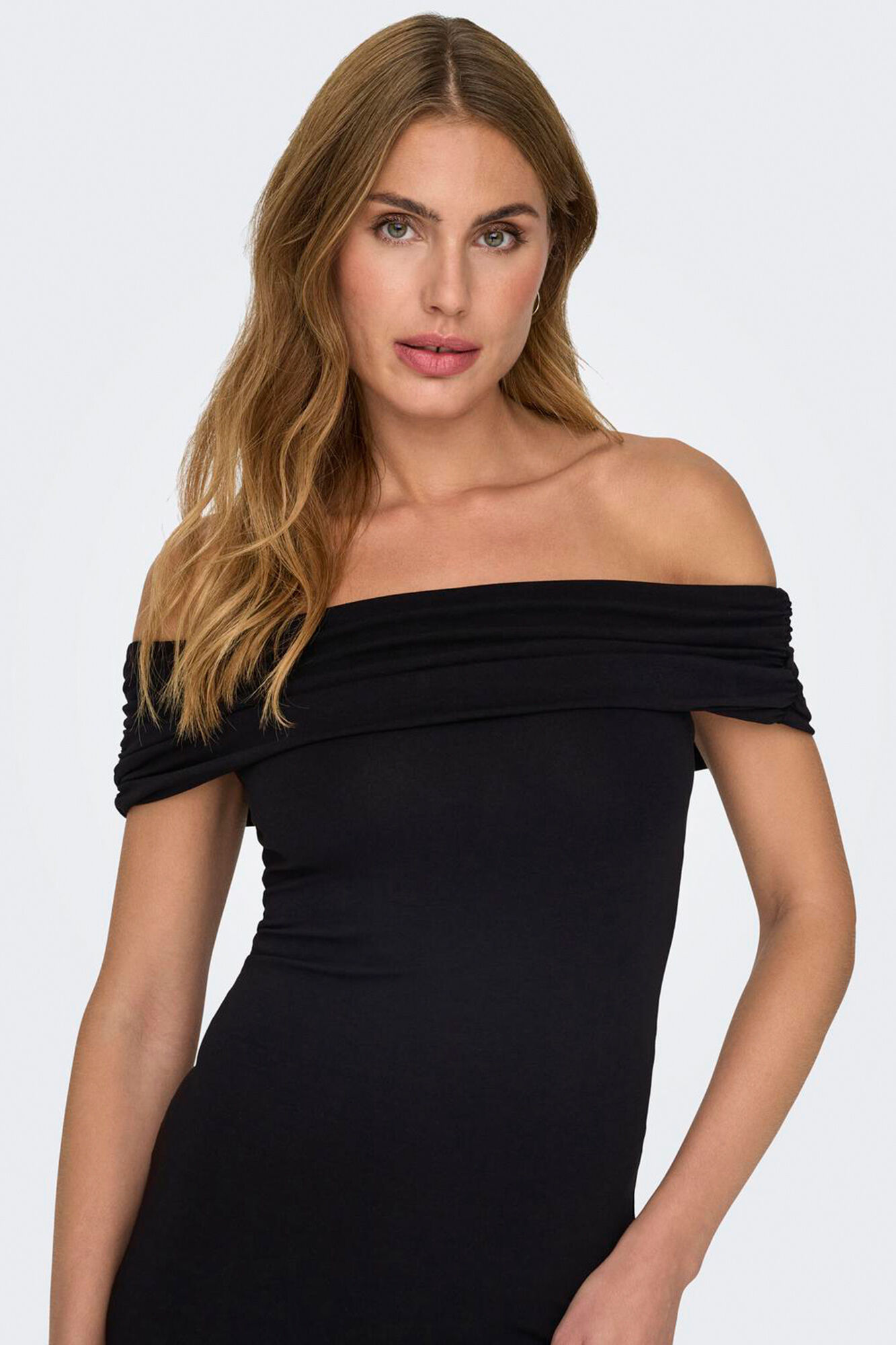 Only Vestido corto hombros descubiertos negro