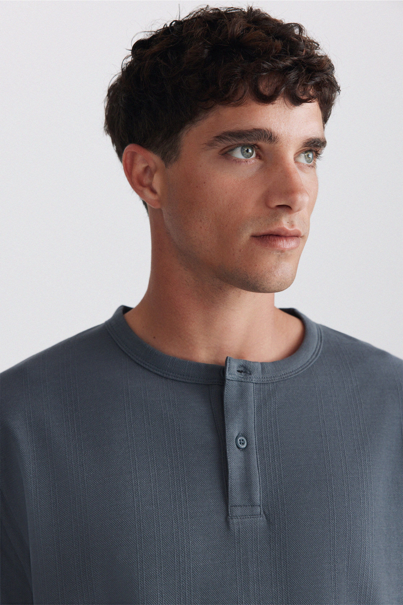 Springfield Playera cuello redondo con botones de piqu&eacute; texturizado azul indigo
