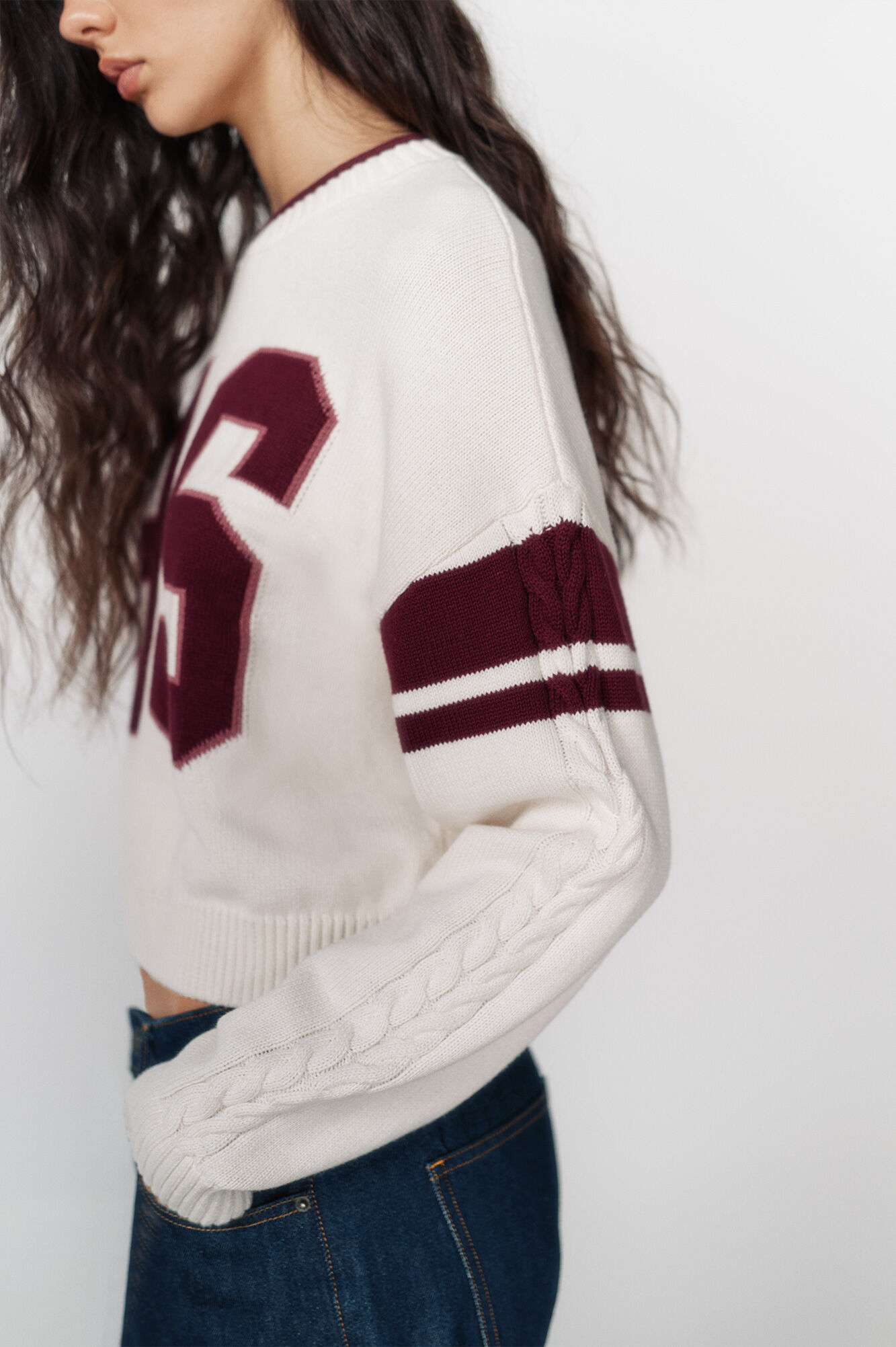 High Spirits Su&eacute;ter Varsity blanco