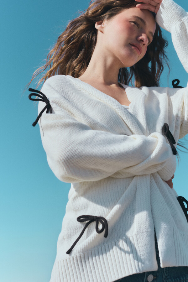 High Spirits Cárdigan "Iced petals"  marfil