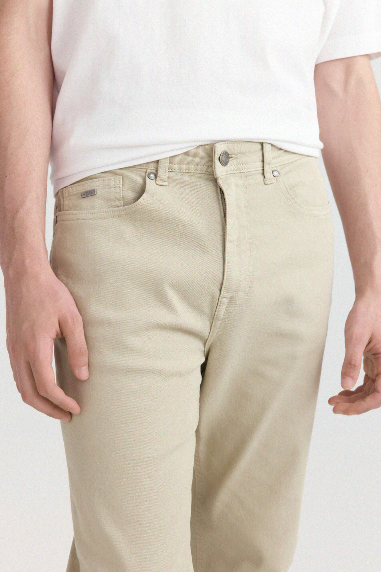 Springfield Pantal&oacute;n de 5 bolsillos slim lavado caf&eacute;