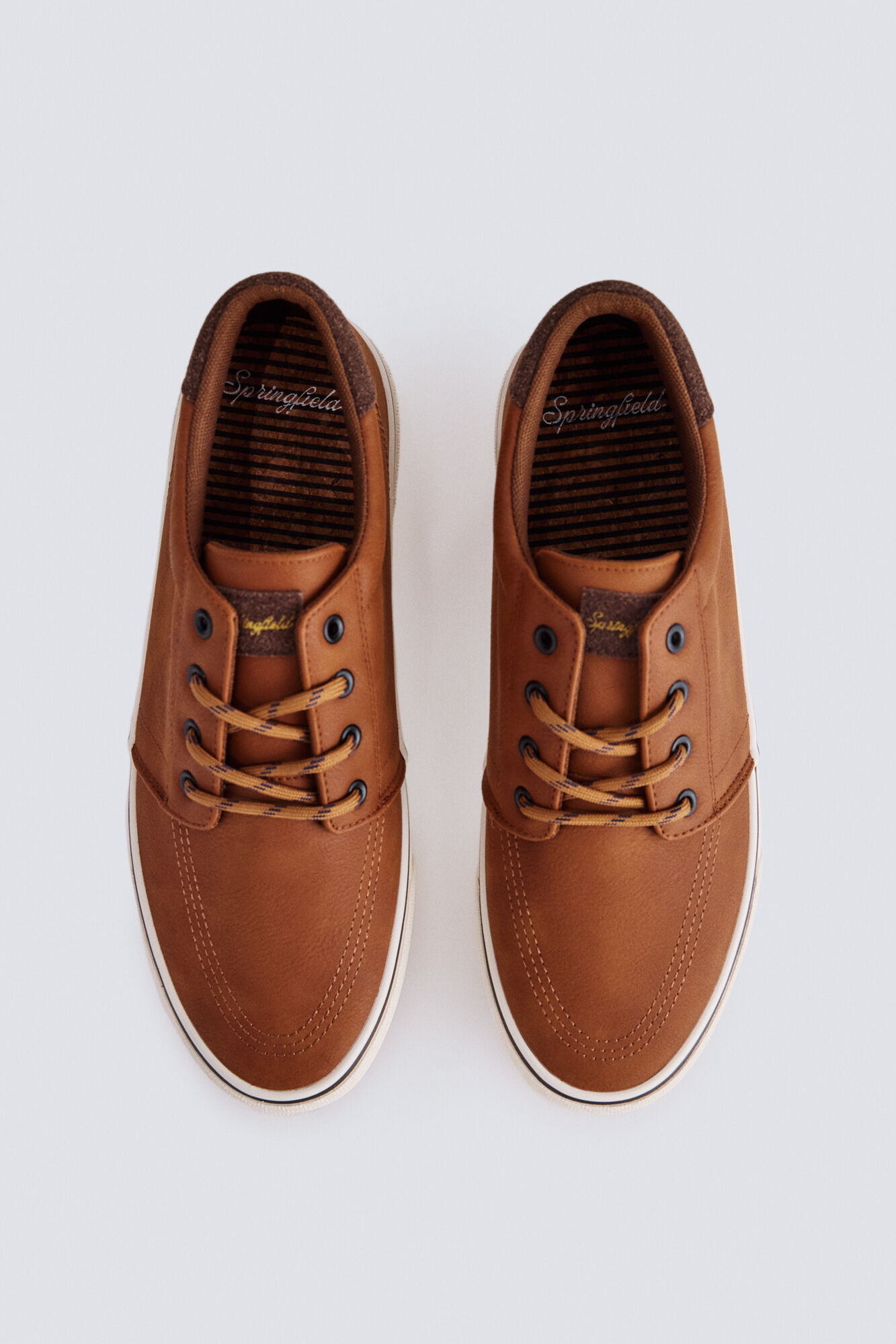 Springfield Tenis ic&oacute;nico efecto piel caf&eacute;