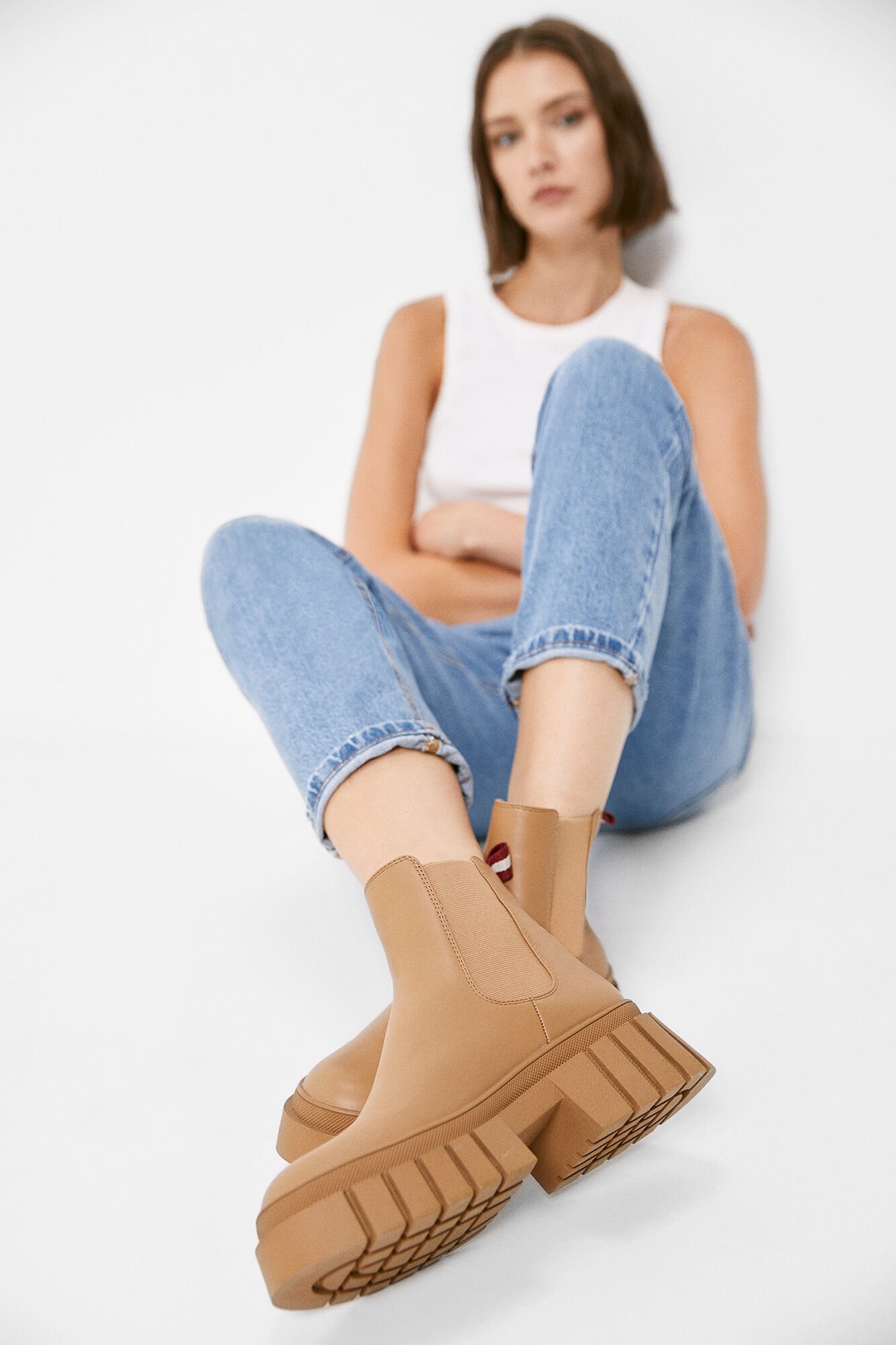 Botin deals suela track