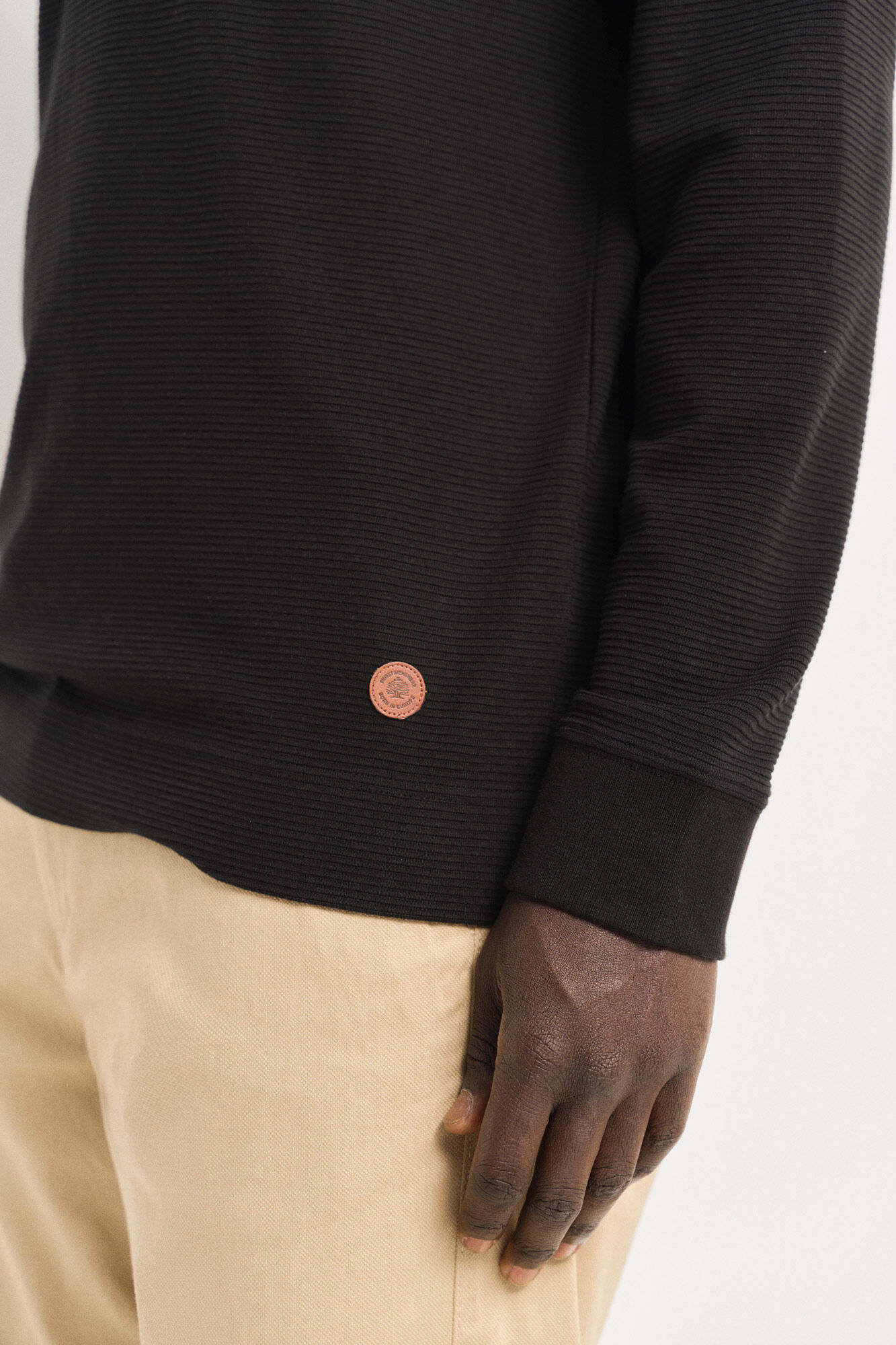 Springfield Playera manga larga atabillada pu&ntilde;os negro