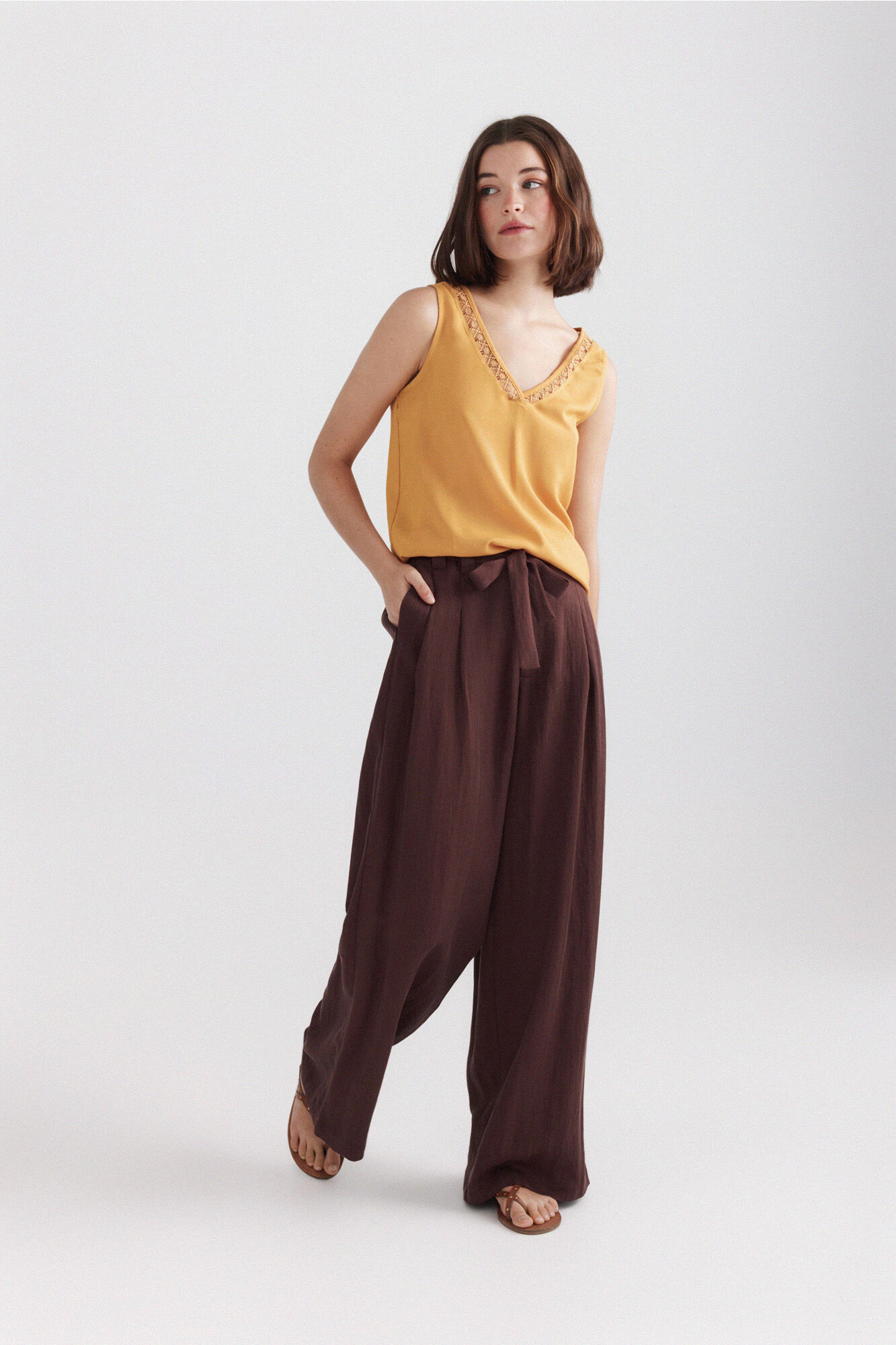 Springfield Playera sin mangas con bordado en el escote amarillo