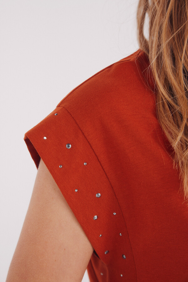 Springfield Playera mangas tachuelas cristal naranja