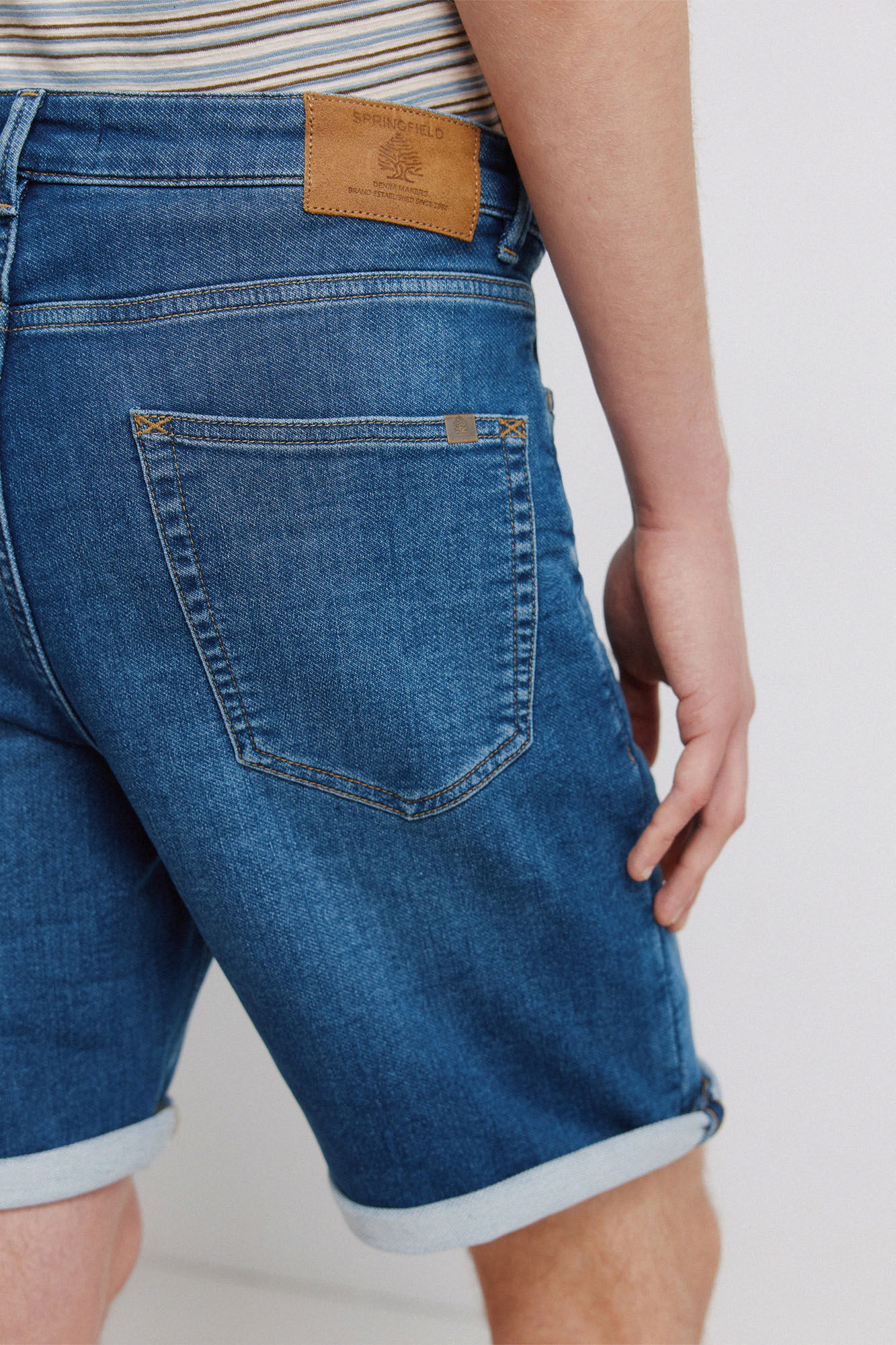 Springfield Bermuda de mezclilla en knit denim medio azul