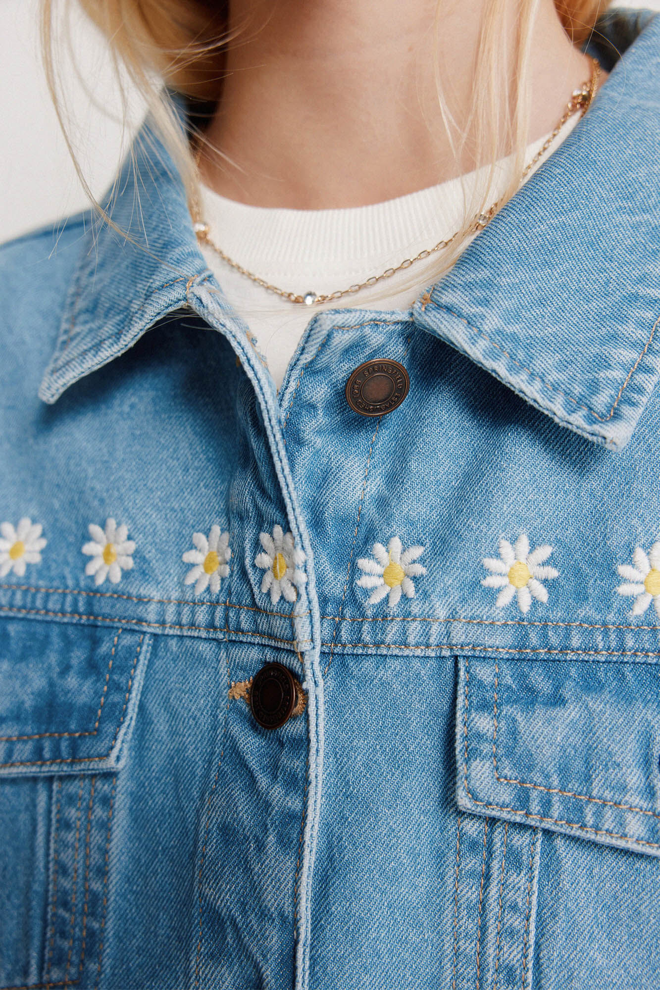 Springfield Kids Chamarra trucker para ni&ntilde;a de mezclilla con margaritas azul