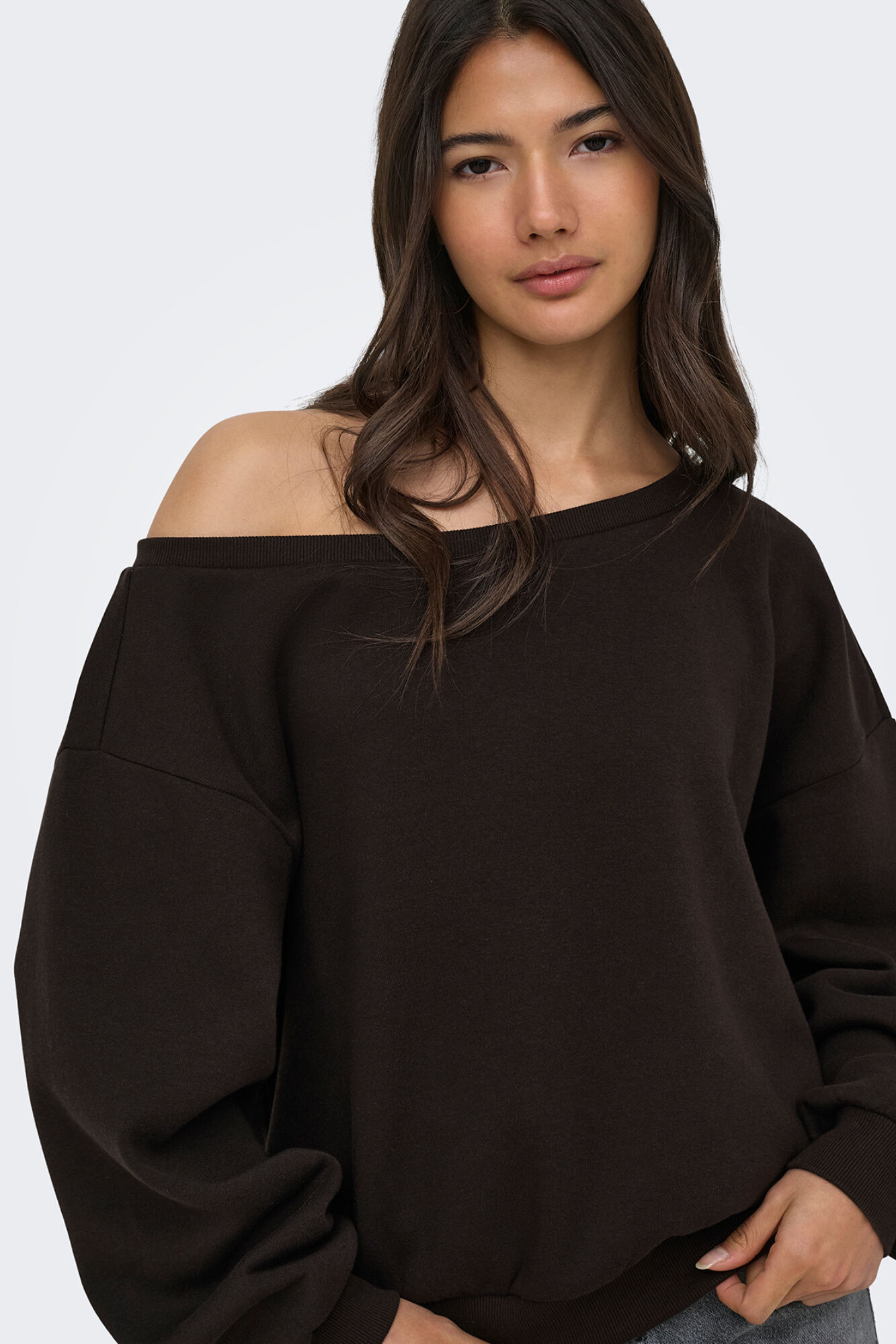 Only Sudadera de hombro descubierto caf&eacute;