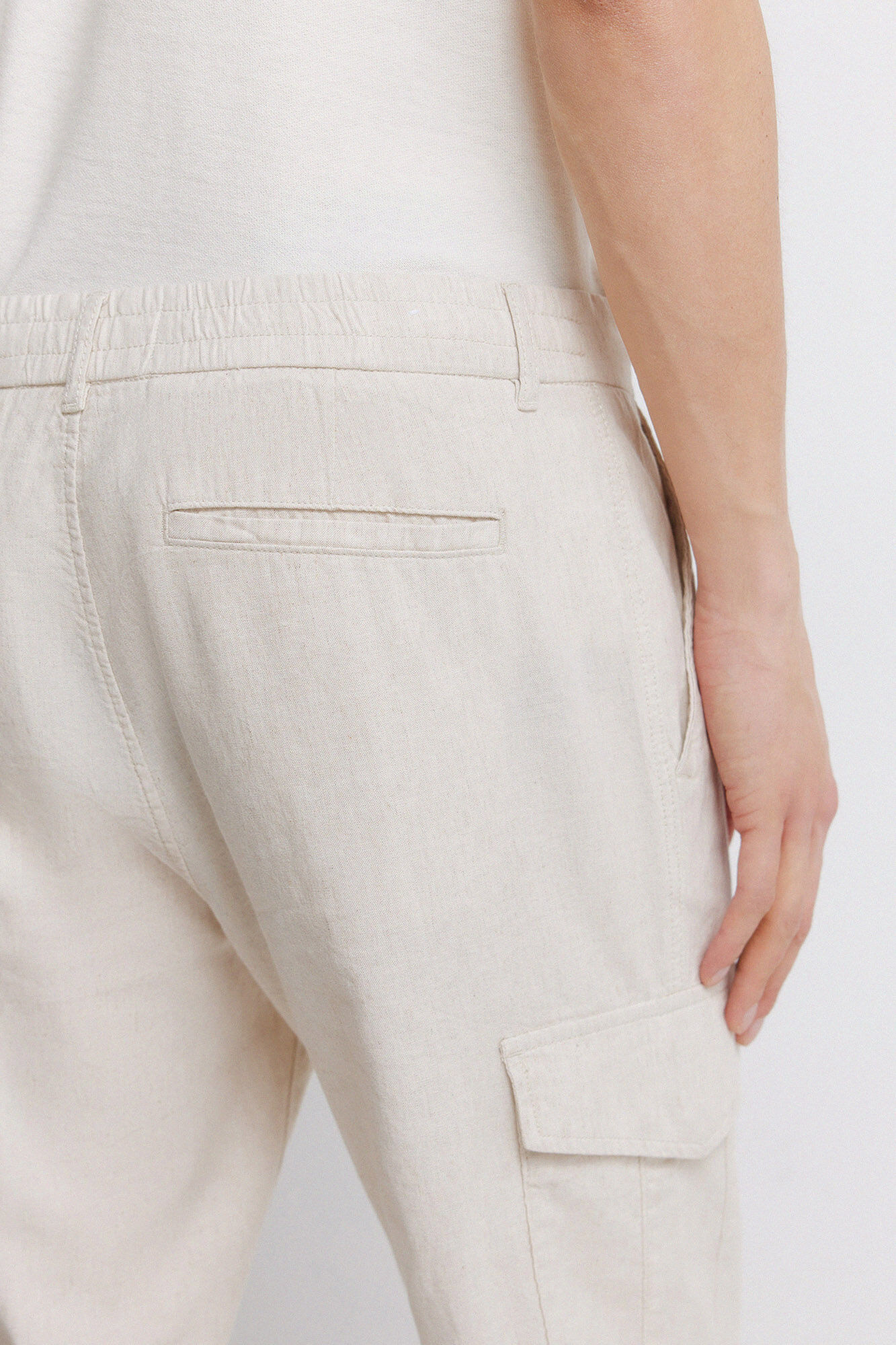 Springfield Pantal&oacute;n cargo slim fit de lino beige