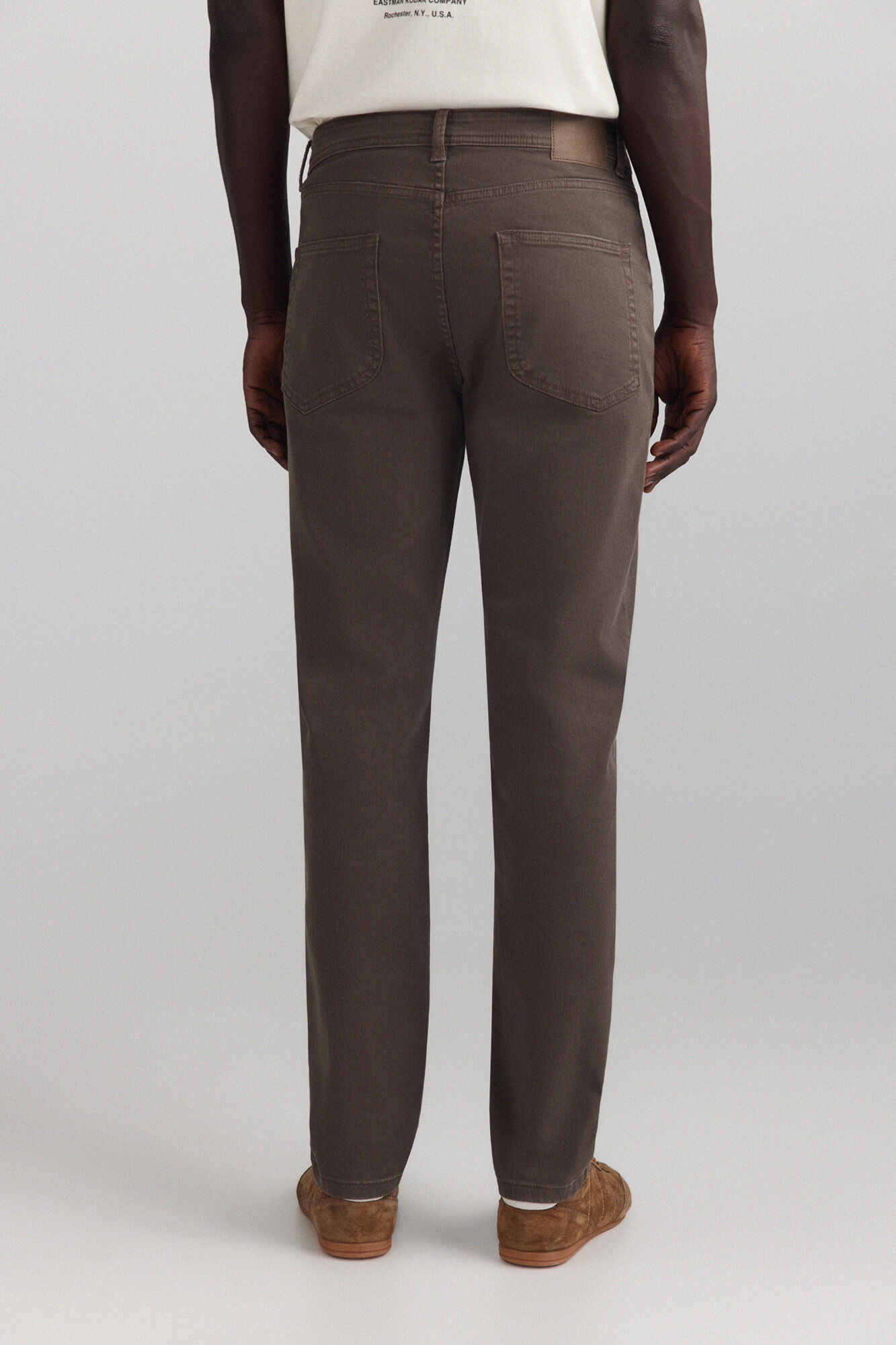 Springfield Pantal&oacute;n de 5 bolsillos slim lavado caf&eacute;
