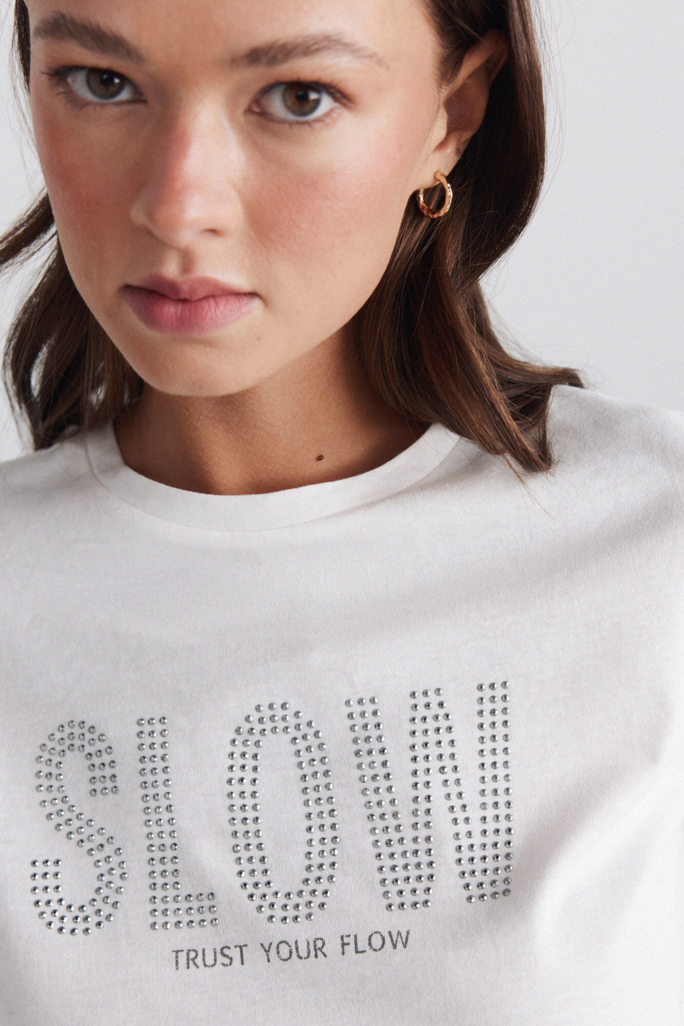 Springfield Playera de manga corta con texto y tachas