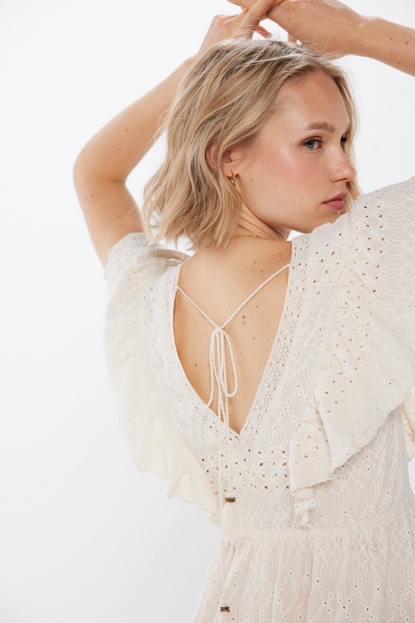 Springfield Vestido midi escote volantes bordados beige