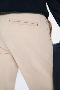 Springfield Pantalón chino slim fit color beige