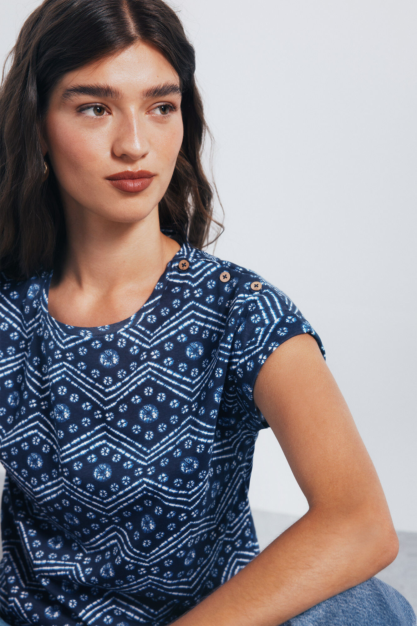 Springfield Playera botones hombro estampada marino