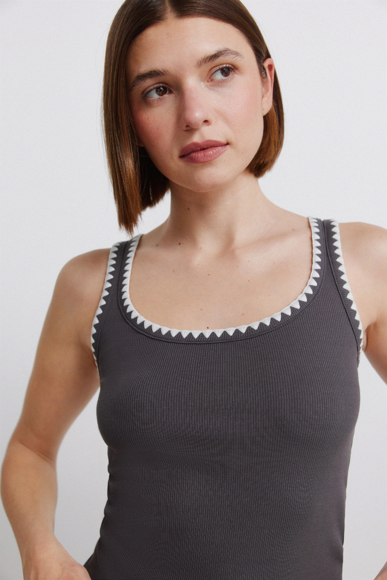 Springfield Playera nadadora bordada gris