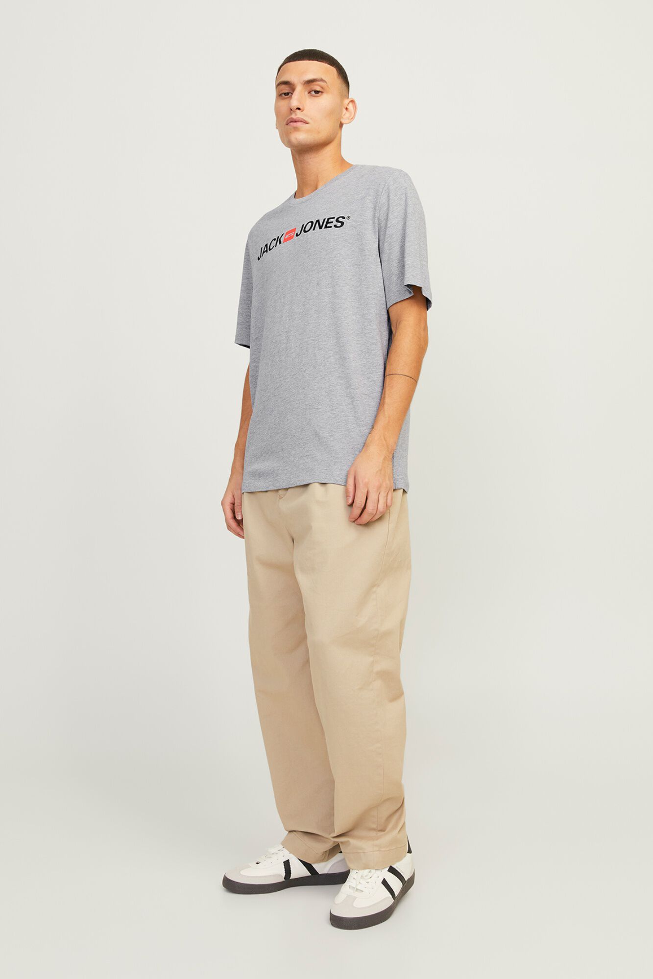 Jack & Jones Playera est&aacute;ndar fit gris