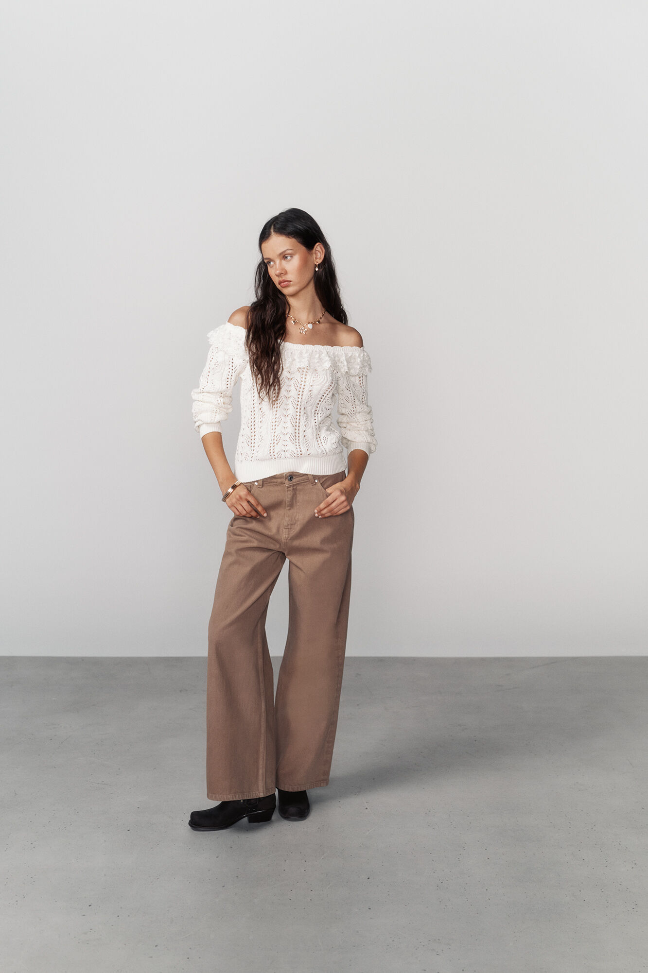 High Spirits Su&eacute;ter Frillie blanco