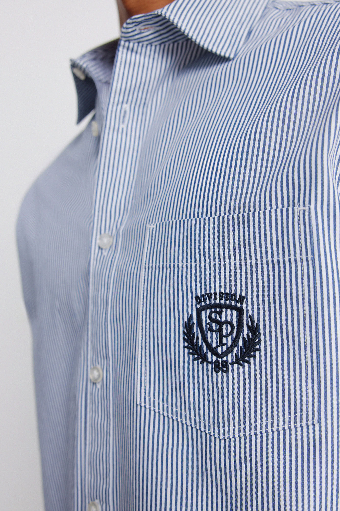 Springfield Camisa a rayas con bordado en el bolsillo azulado