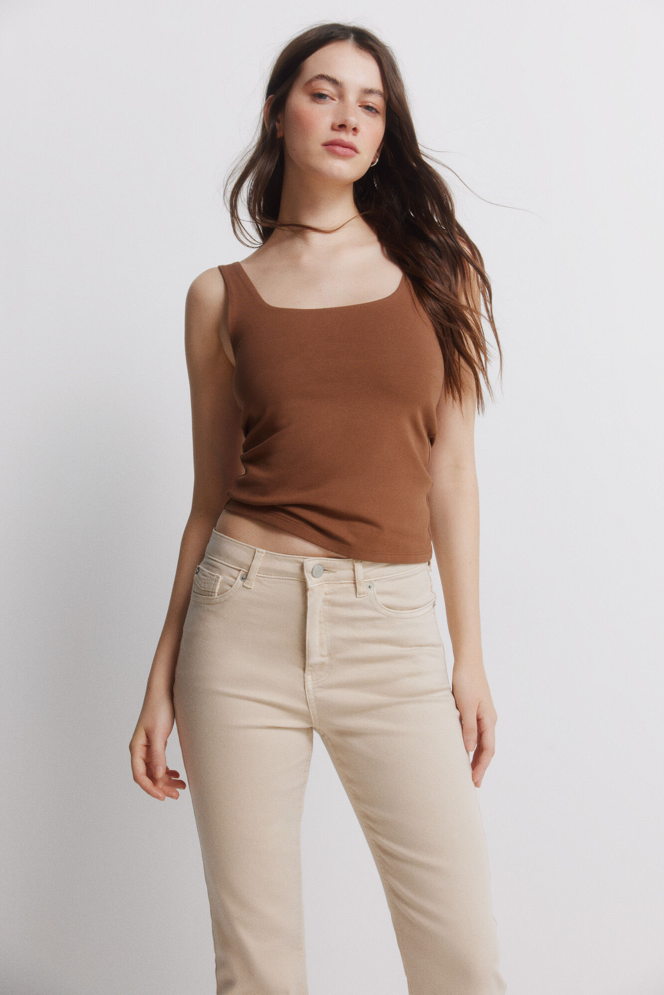 Springfield color de jeans acampanados beige