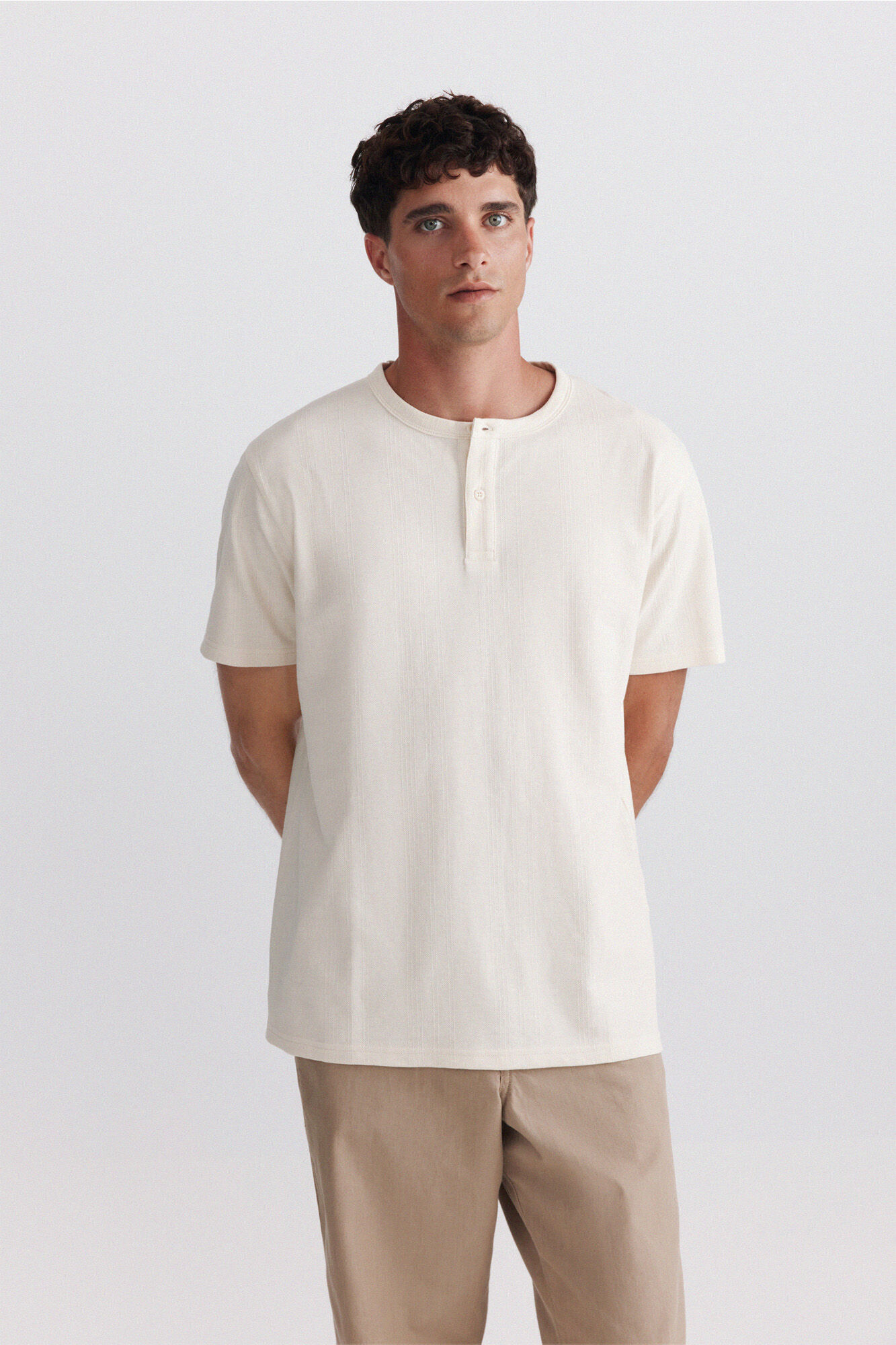 Springfield Playera cuello redondo con botones de piqu&eacute; texturizado blanco