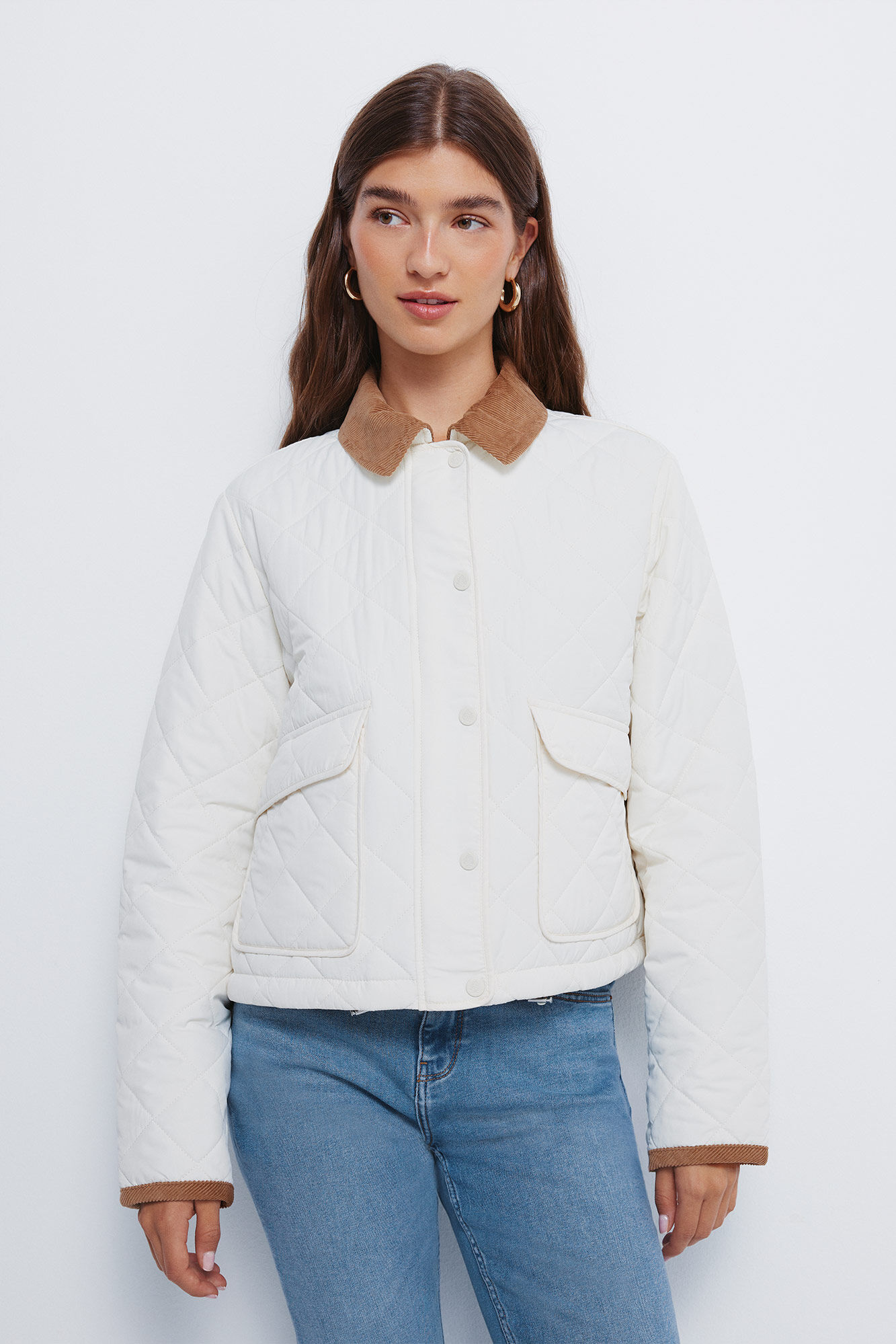 Springfield Chamarra short con relleno con cuello de pana blanco