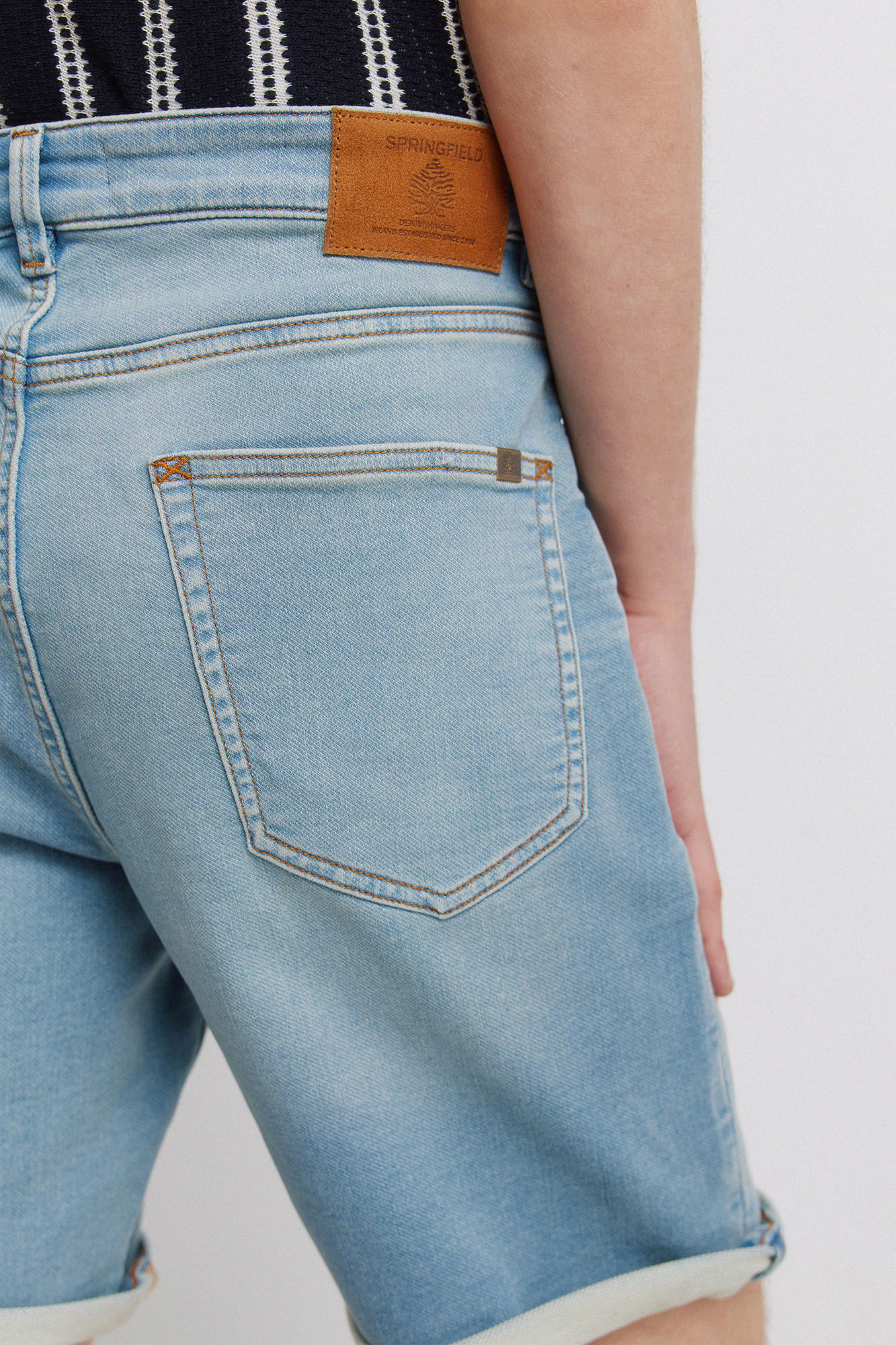 Springfield Bermuda de mezclilla en knit denim medio claro azul