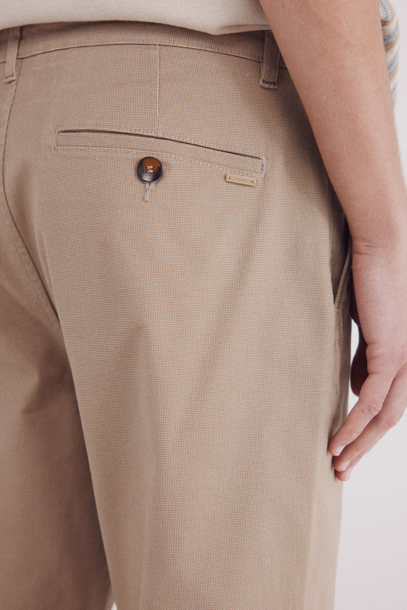 Springfield Pantal&oacute;n chino microestampado slim fit caf&eacute;