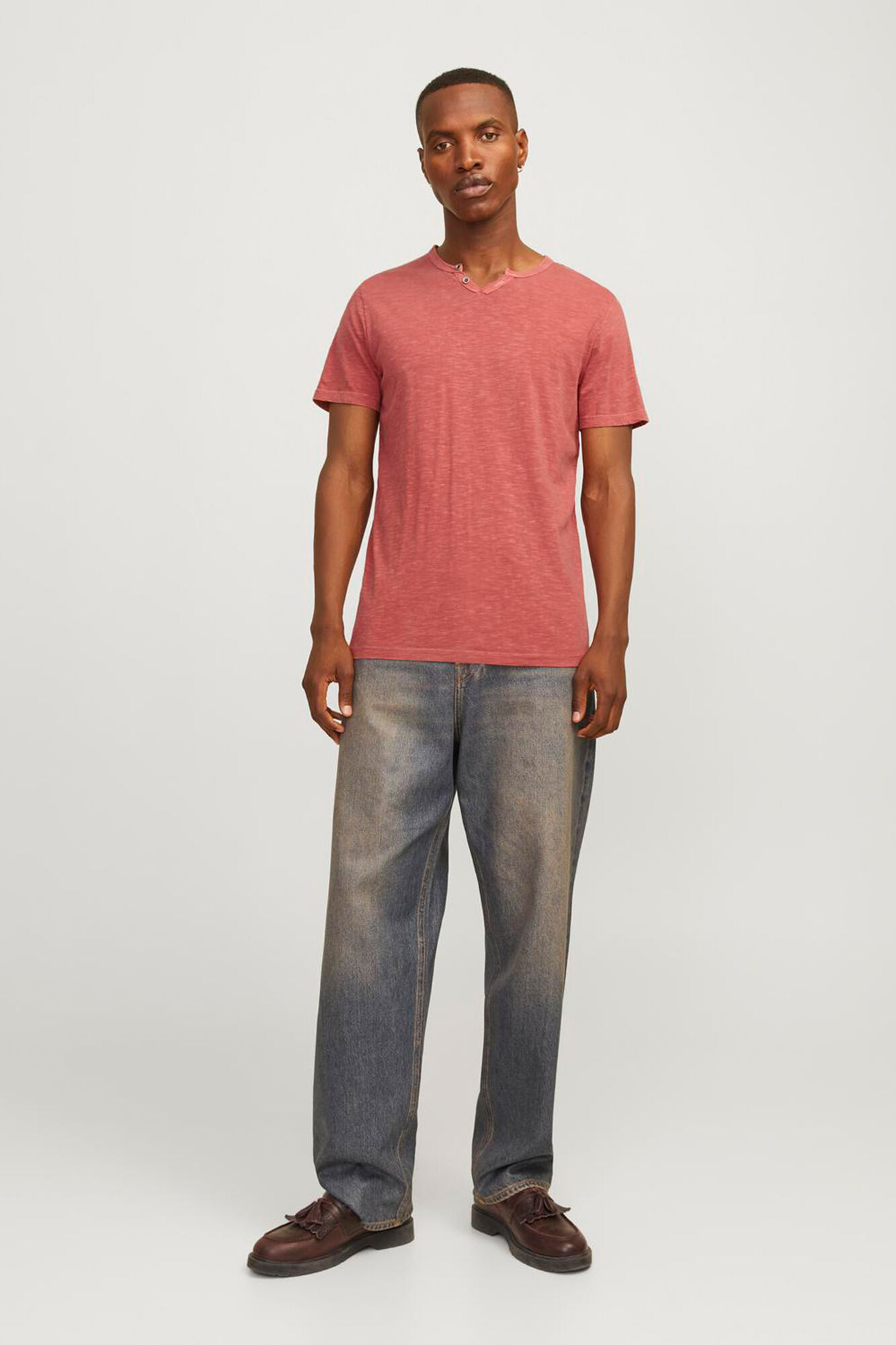 Jack & Jones Playera est&aacute;ndar fit botones rojo