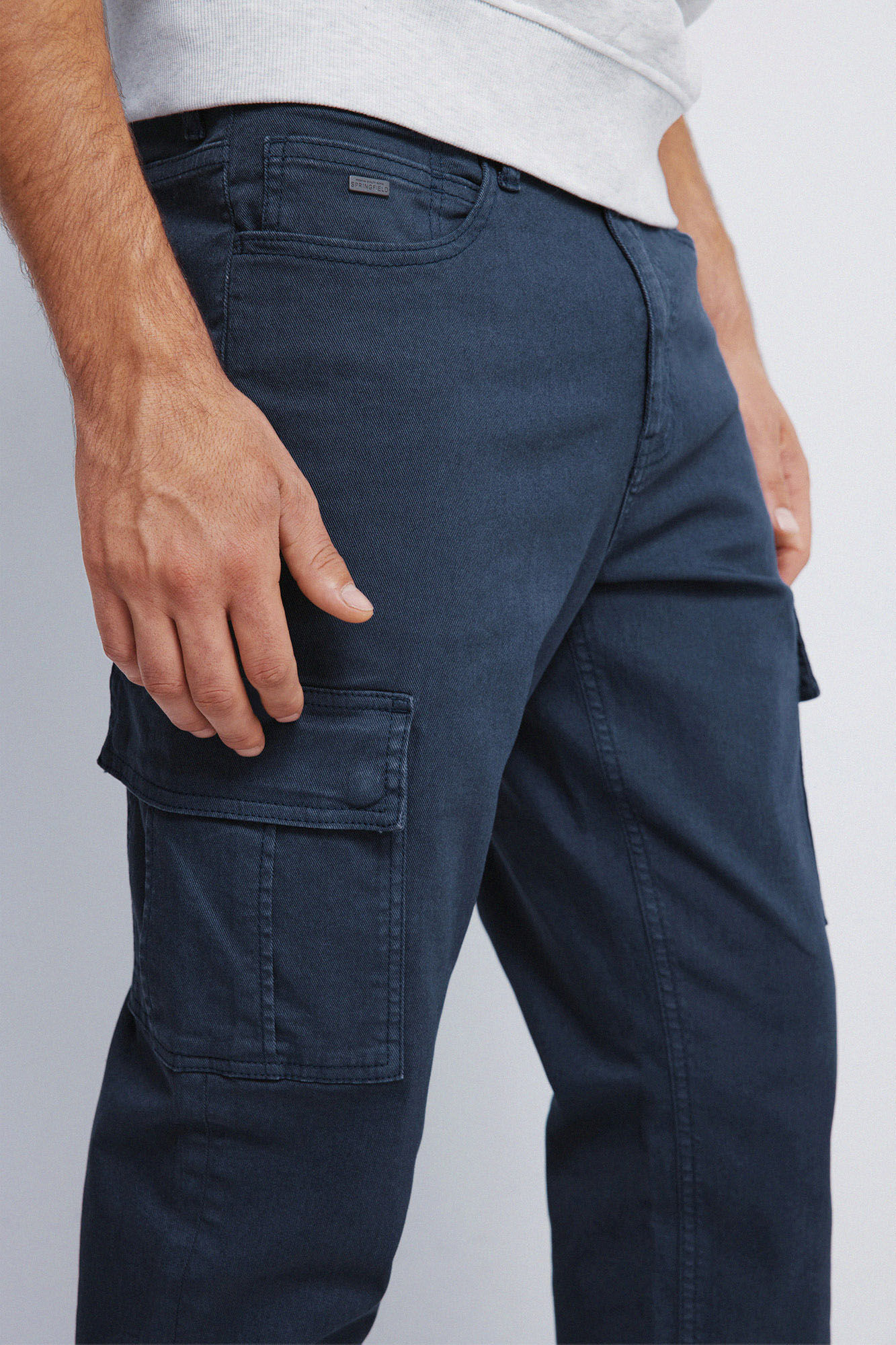 Springfield Pantal&oacute;n cargo lavado de corte entallado azul indigo