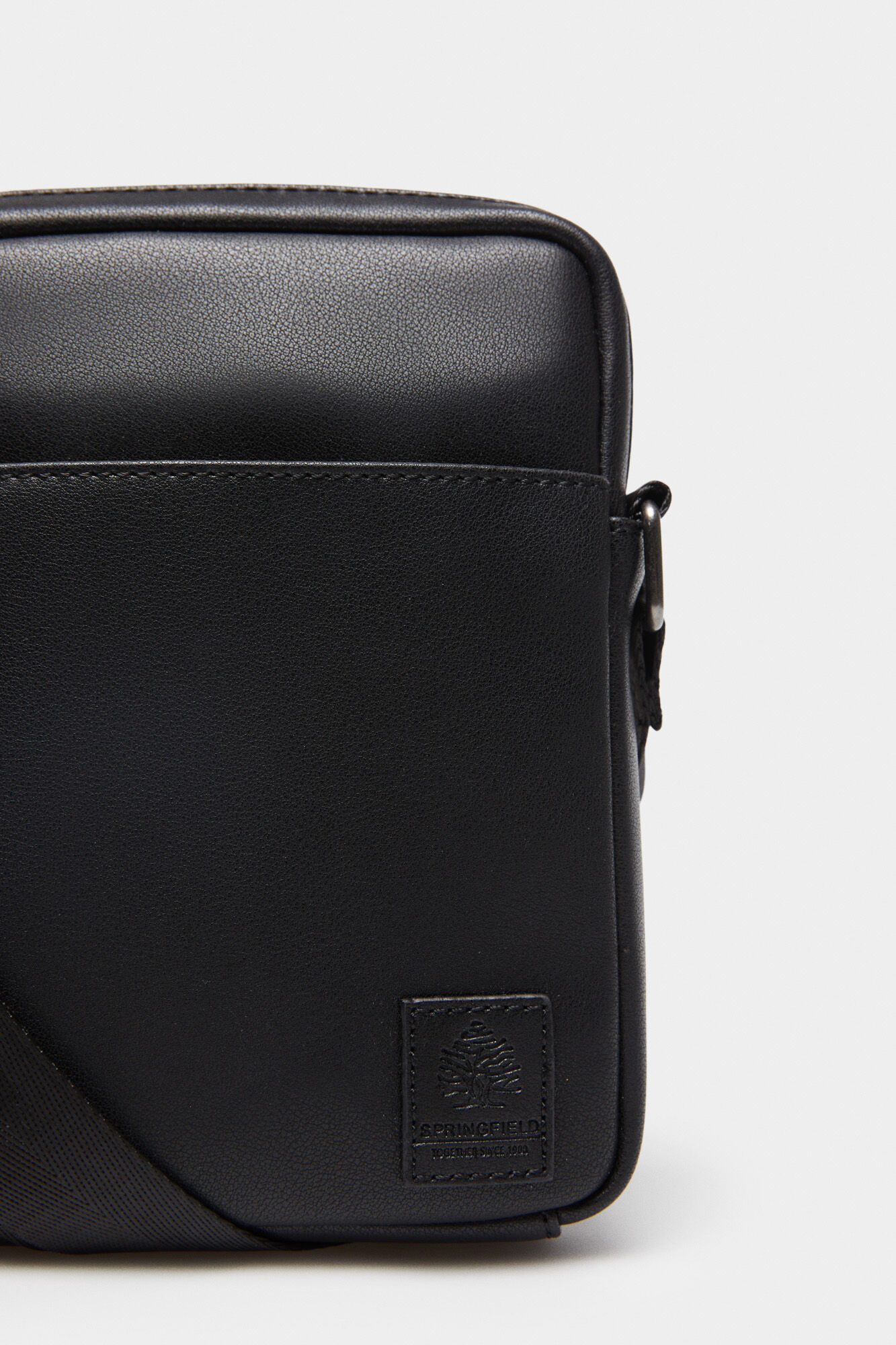 Springfield Bolso mediano cruzado efecto piel negro