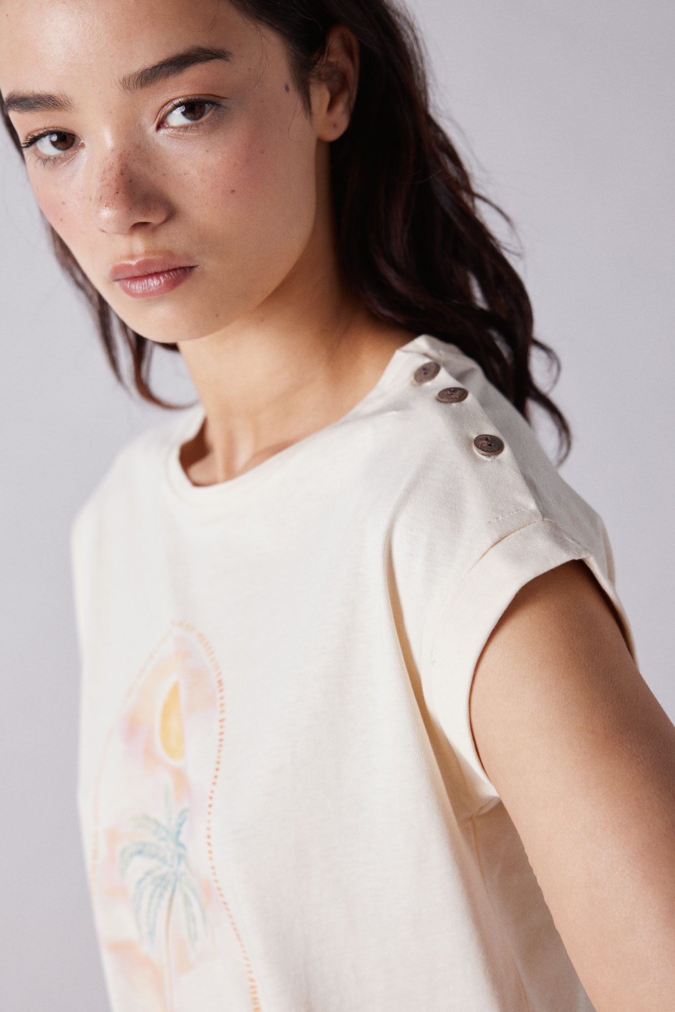 Springfield Playera gr&aacute;fica botones hombro beige