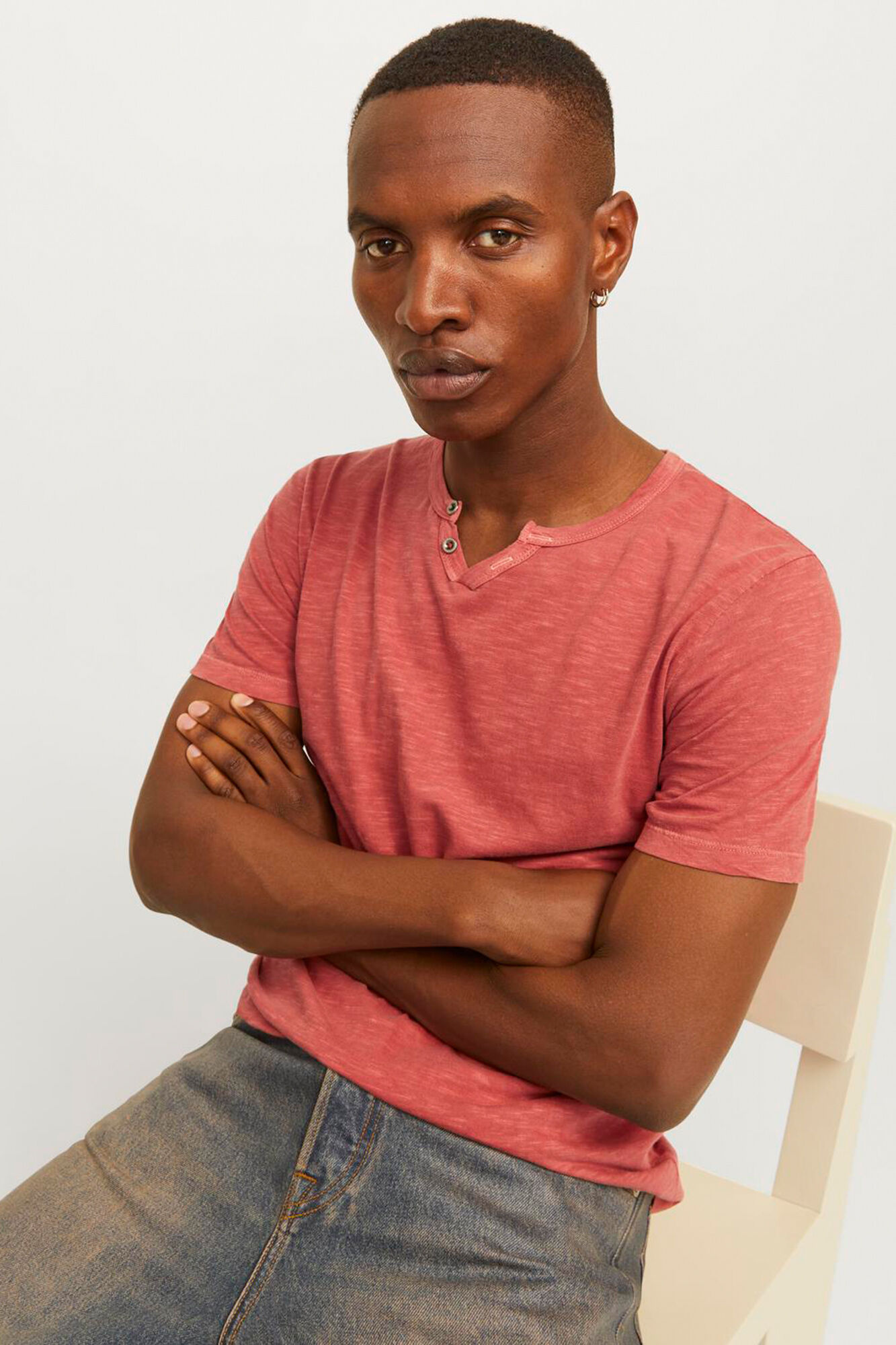 Jack & Jones Playera est&aacute;ndar fit botones rojo