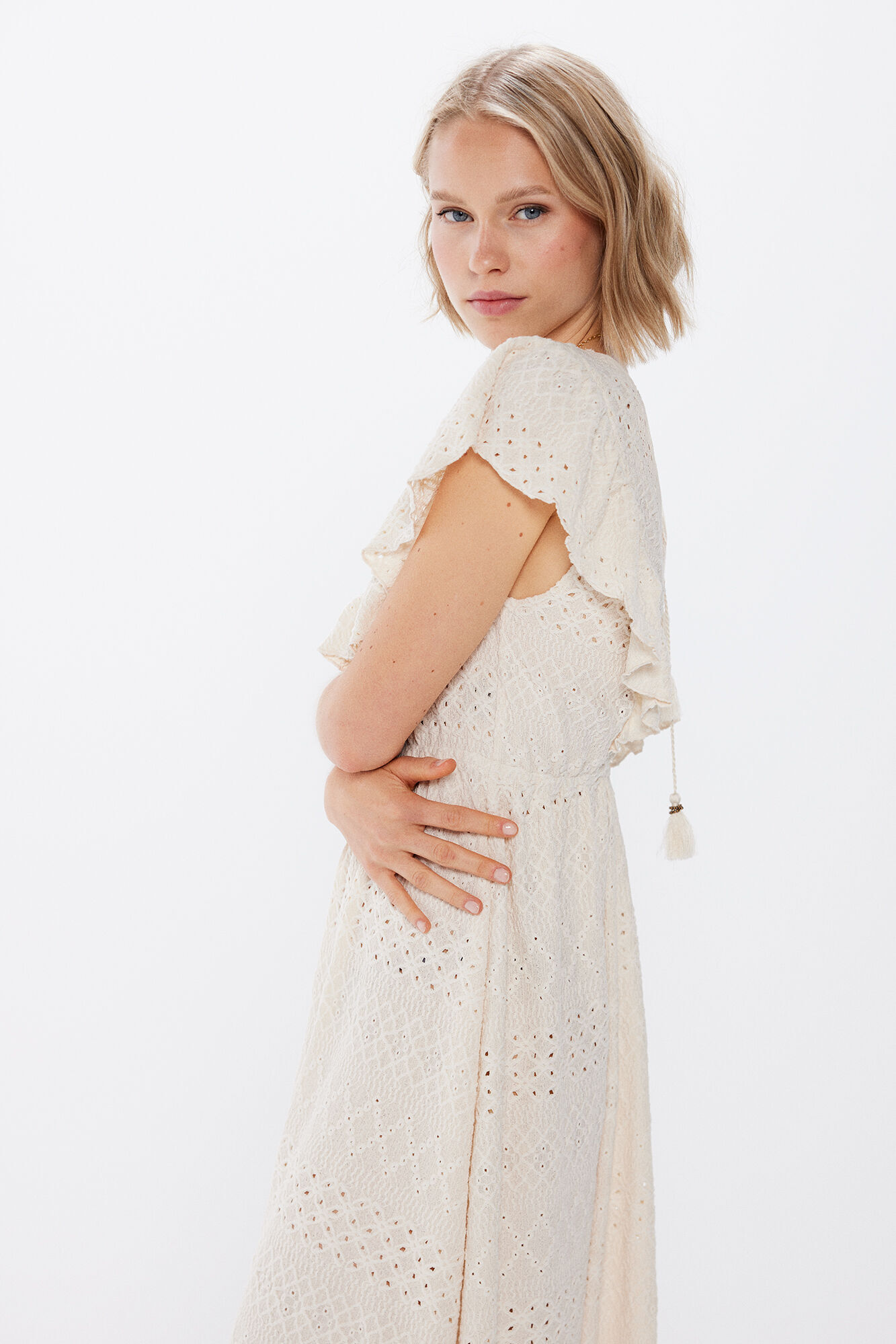 Springfield Vestido midi escote volantes bordados beige