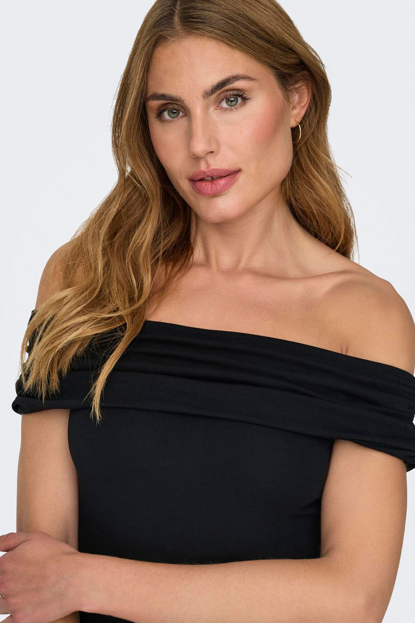 Only Vestido corto hombros descubiertos negro