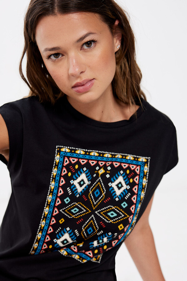 Springfield Playera gráfica escote espalda amarillo