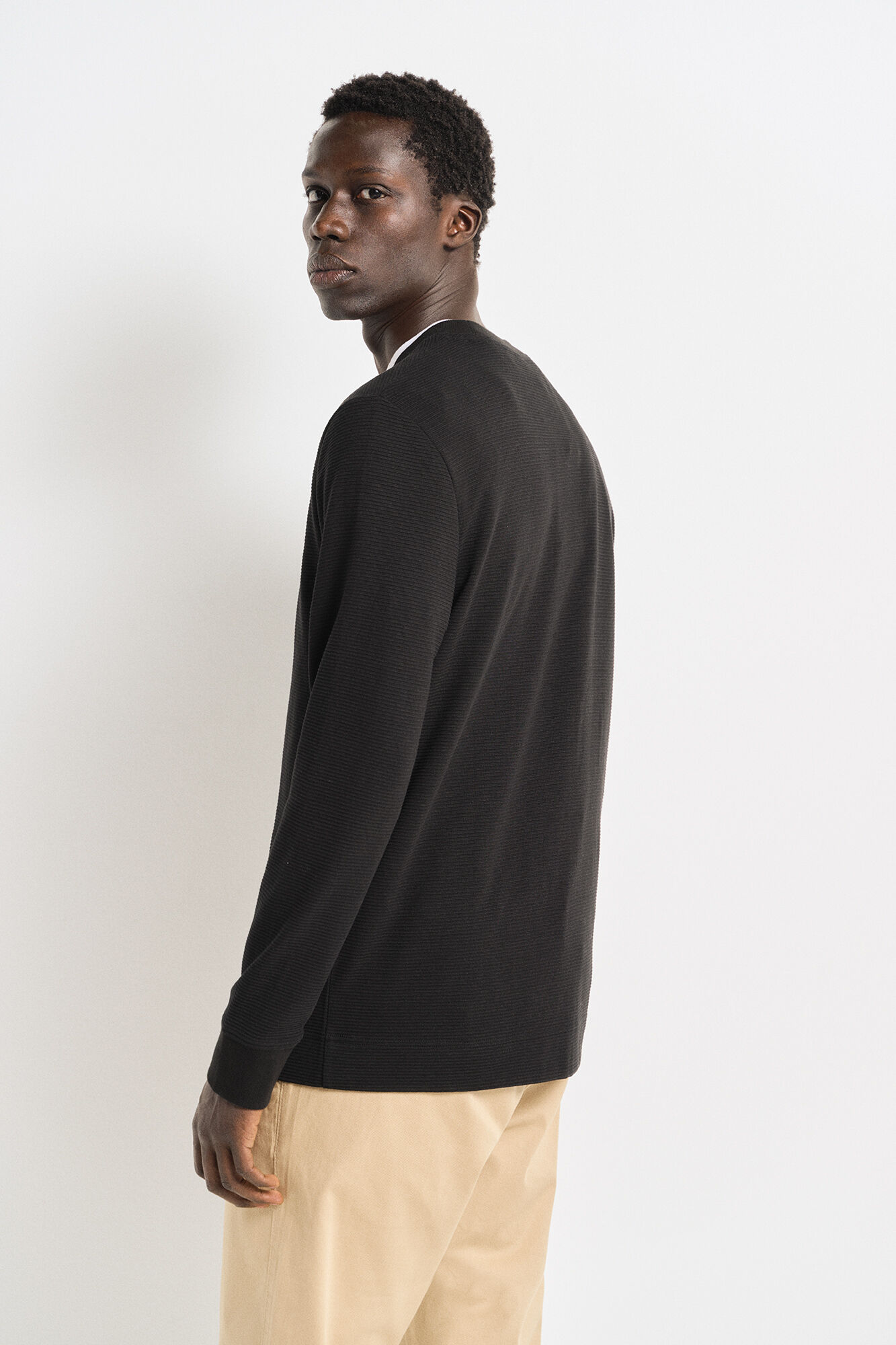 Springfield Playera manga larga atabillada pu&ntilde;os negro