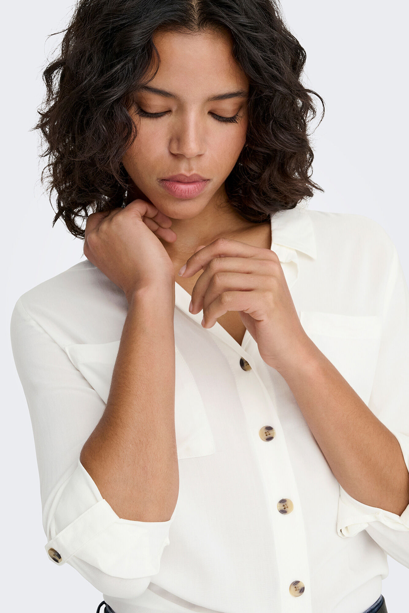 Only Camisa fluida con bolsillos frontales natural