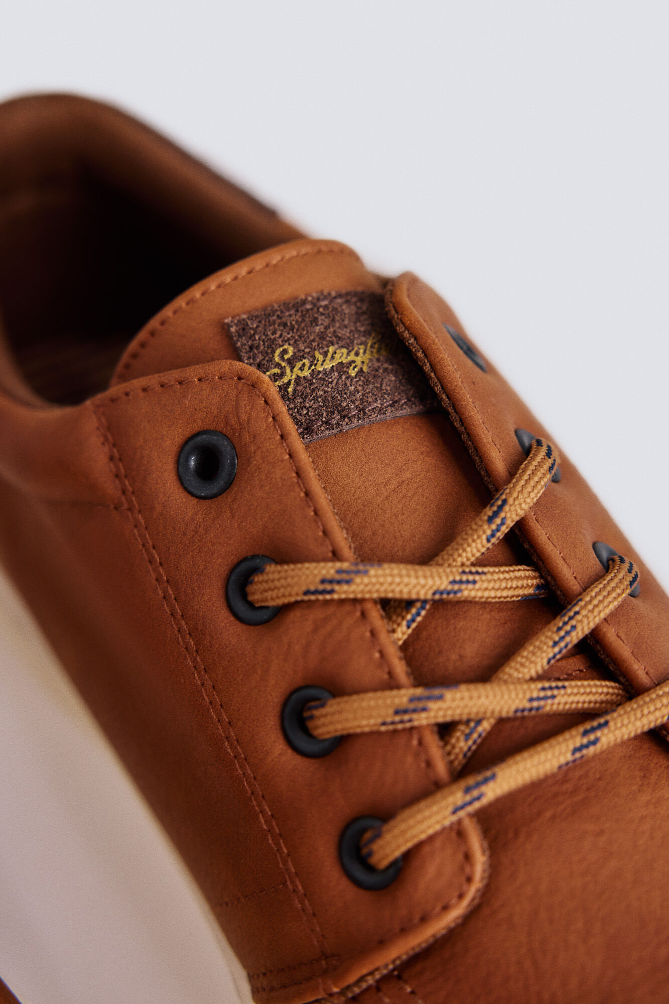 Springfield Tenis ic&oacute;nico efecto piel caf&eacute;
