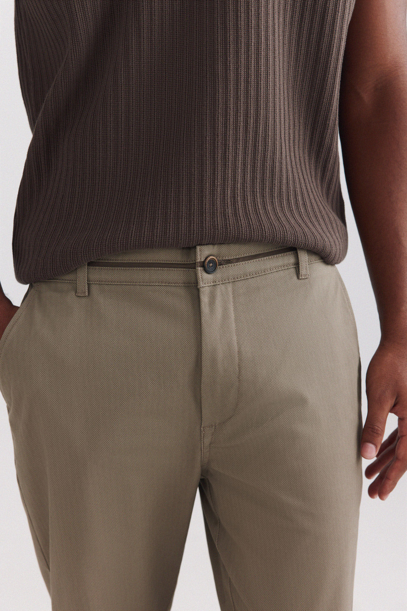 Springfield Pantal&oacute;n chino microestampado slim fit caf&eacute;